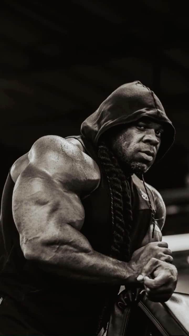 カイ・グリーンのインスタグラム：「Your body language speaks volumes about who you are. Let your work ethic do the talking. Move weight while others move their mouths. Put your best foot forward with each passing day.   Make some noise with @ryderwear signature D-MAKS. Train in comfort without sacrificing performance. ✔️  💲Save Extra 10% w/code KAI10 💻www.ryderwear.com/kai  #KaiGreene #Ryderwear #Reels #Fyp」