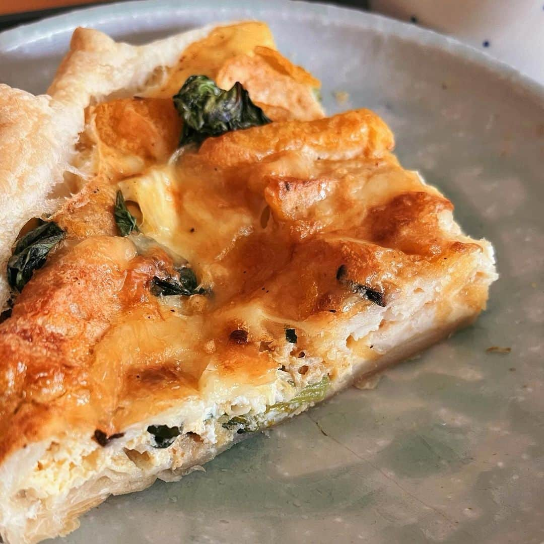 宮本えりさんのインスタグラム写真 - (宮本えりInstagram)「残り物キッシュ🥧😋  #キッシュ #🥧 #冷凍パイシート #冷蔵庫の残り物  #大変身 #テンション上がる #朝ごはん #😋」4月24日 6時47分 - eri.m.nene