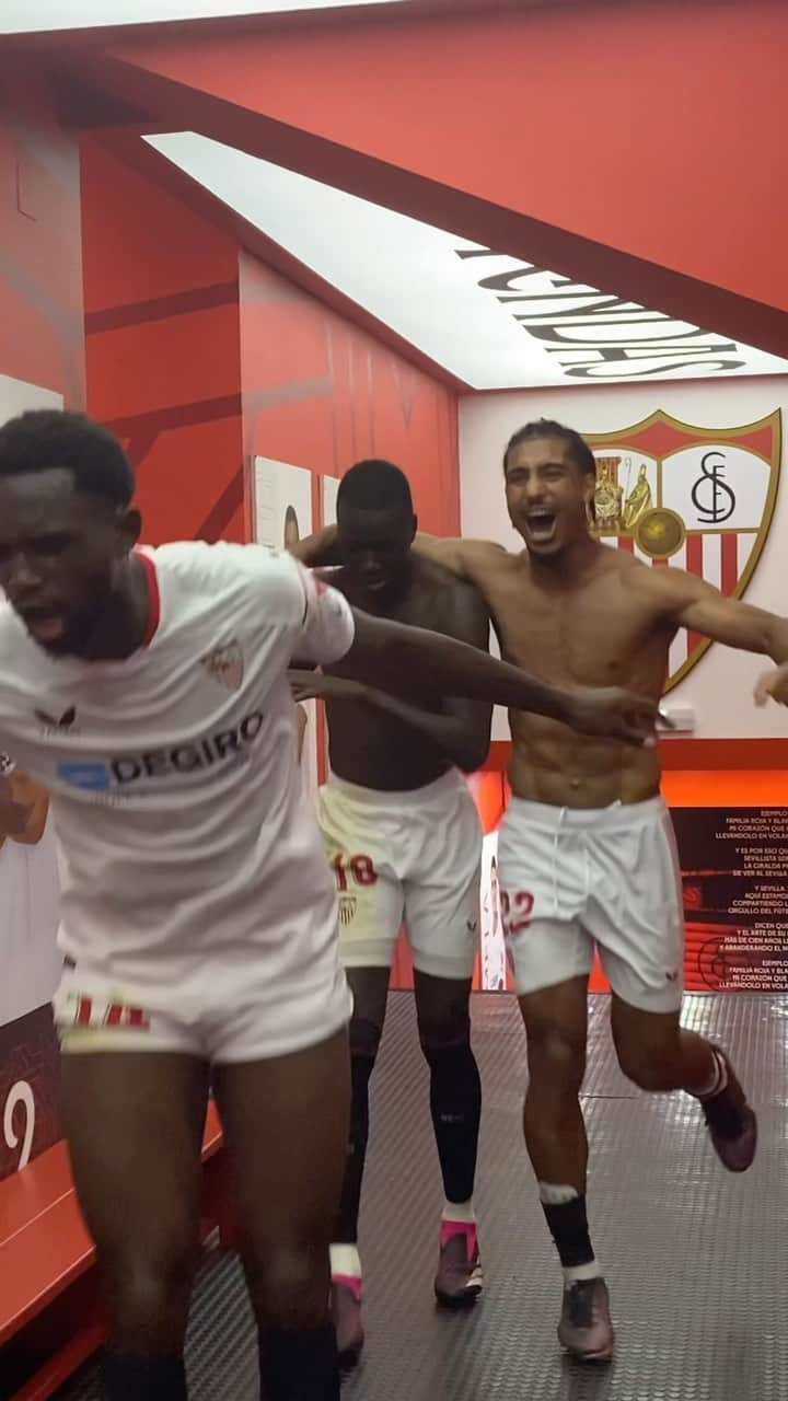 セビージャFCのインスタグラム：「¡¡¡SI, SII, SIII, EQUIPO!!! 🥳 🫶 ❤️  #WeareSevilla #NuncaTeRindas #reels #laliga #sevillafc」