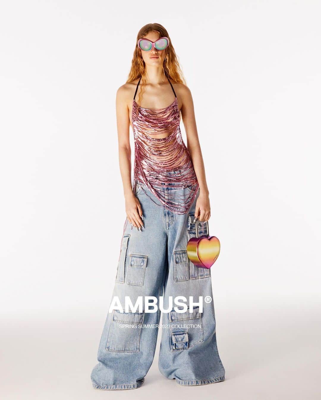 AMBUSHさんのインスタグラム写真 - (AMBUSHInstagram)「#AMBUSH SS23 RUNWAY COLLECTION LOOK 2  Sequin strings and multi-pocket cargo pants to dance until the sun comes up. The iconic HEART PADLOCK BAG in iridescent metallic leather pairs perfectly with our latest pieces.   ALIEN SUNGLASSES SMALL TRIBAL EARRINGS PAILLETTES FRINGES TOP CARGO RAVE DENIM PANTS HEART BAG RAVE BOOTS」4月24日 6時43分 - ambush_official