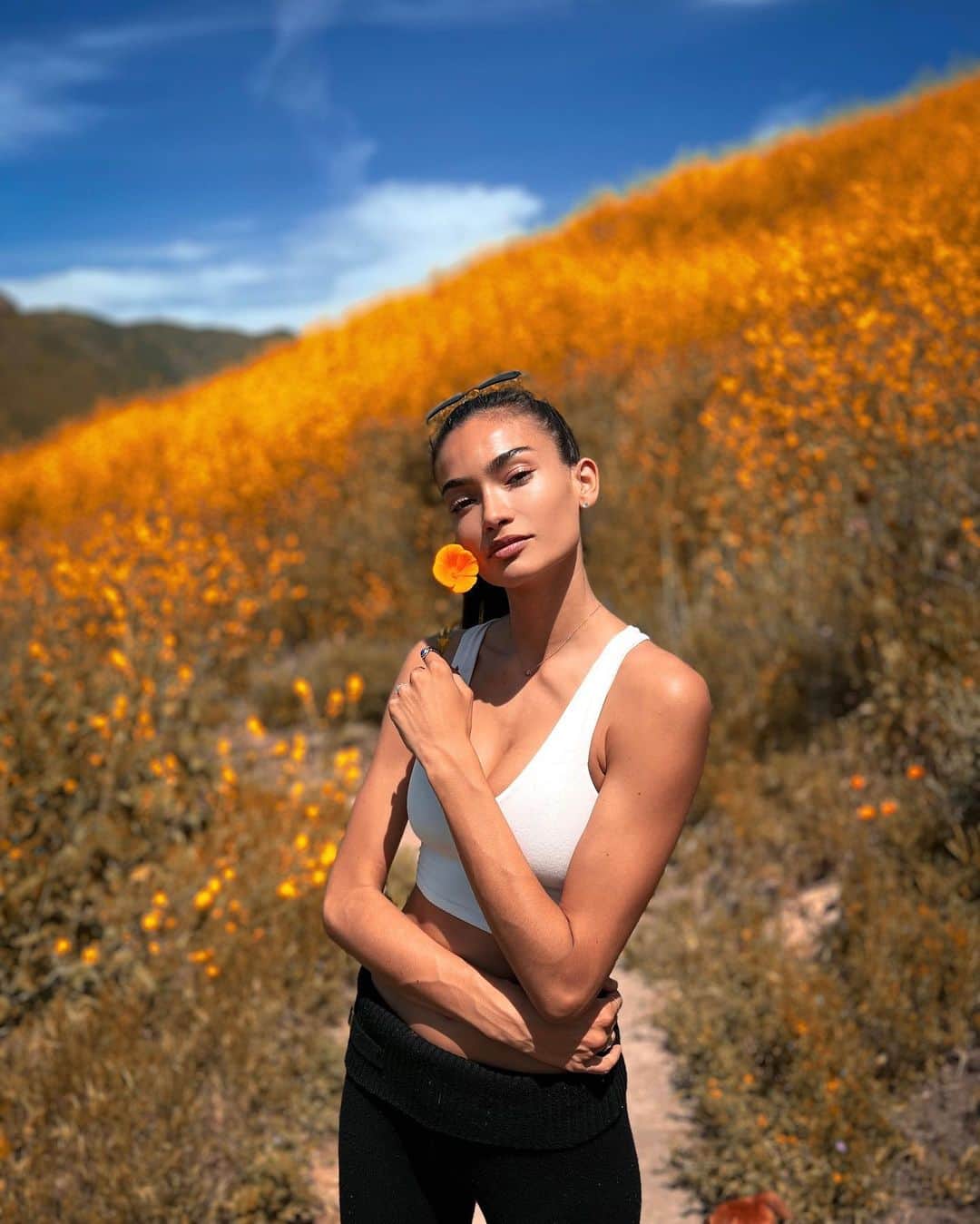 ケリー・ゲイルのインスタグラム：「Magical weekend in nature ✨💫🌸🌺🌳🌿🍄🌈🐿🧘🏽‍♀️」