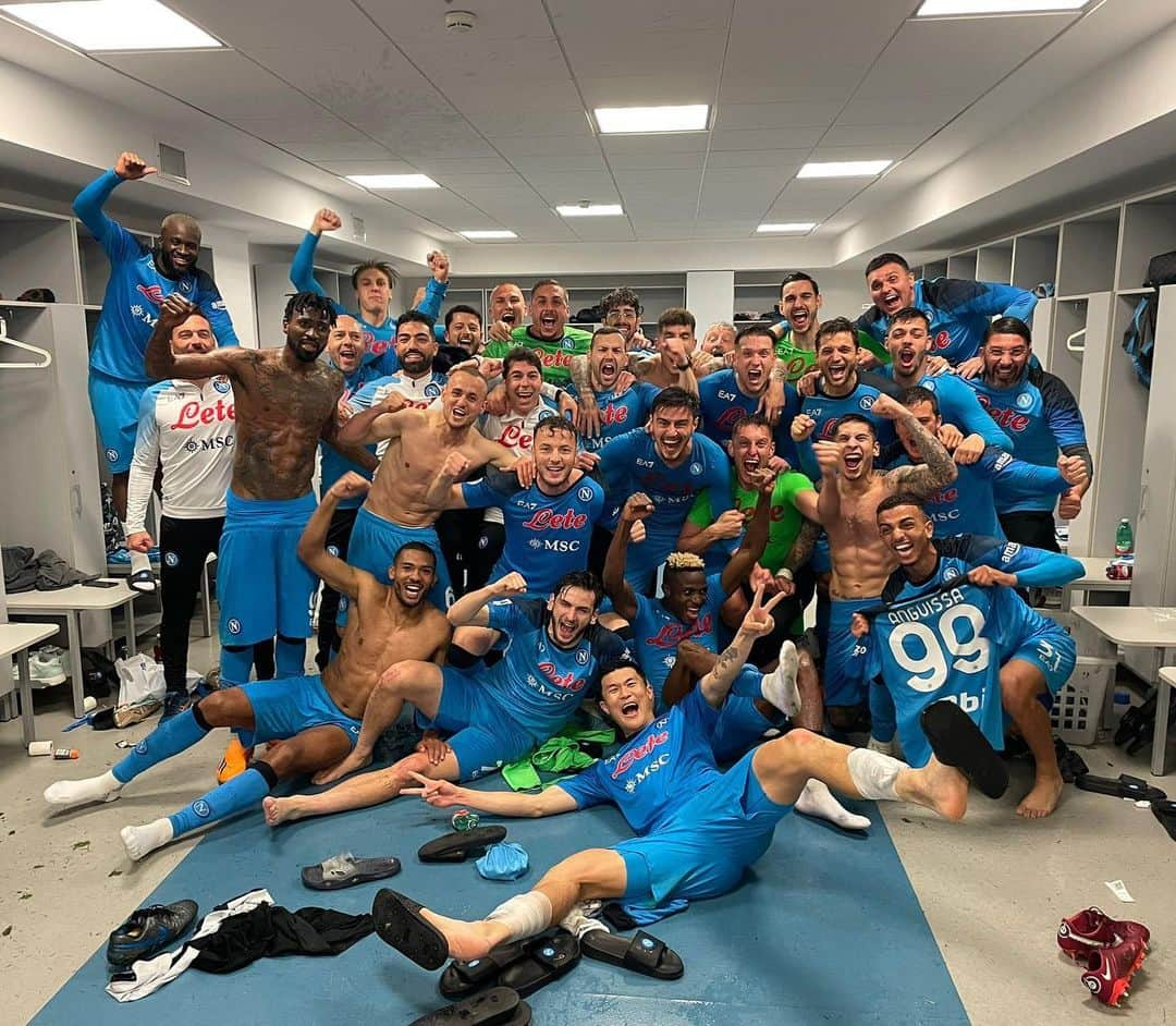 アレックス・メレットのインスタグラム：「Che squadra! 💙🔥 #forzanapolisempre」