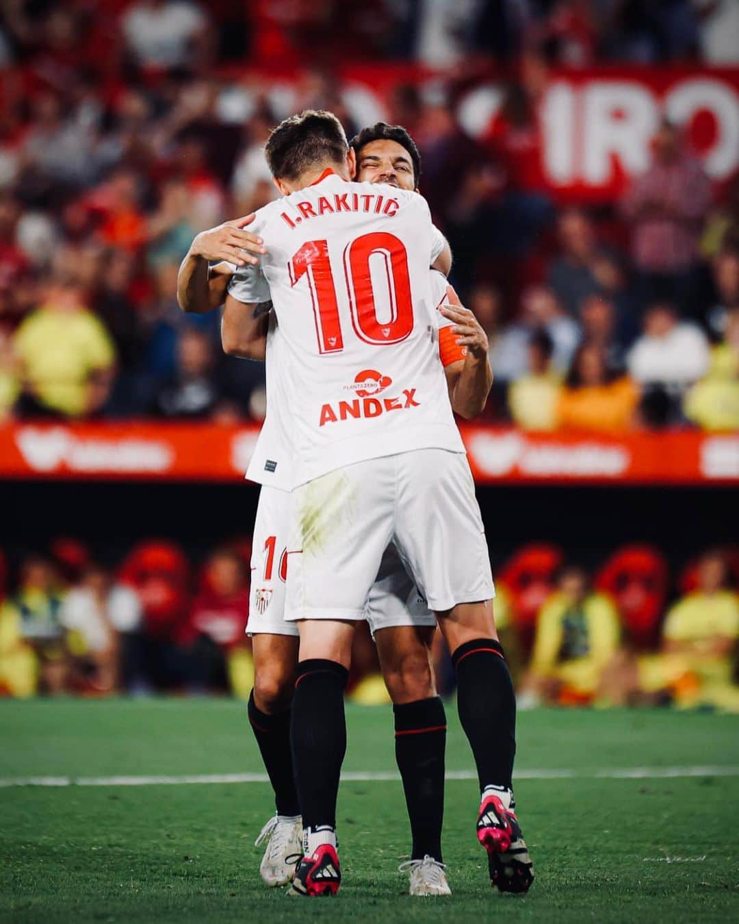 イヴァン・ラキティッチさんのインスタグラム写真 - (イヴァン・ラキティッチInstagram)「Afición! Con vosotros hasta el final!!! ❤️🤍🔥 VAMOS! @sevillafc   #rakitic #laliga  #wearesevilla #sevillafc  #vamosmisevilla」4月24日 6時54分 - ivanrakitic