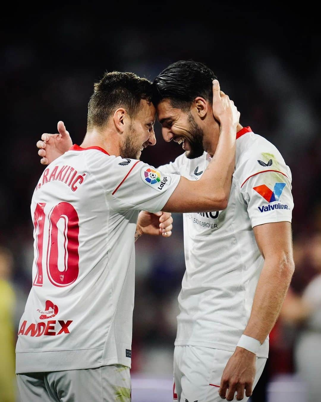 イヴァン・ラキティッチさんのインスタグラム写真 - (イヴァン・ラキティッチInstagram)「Afición! Con vosotros hasta el final!!! ❤️🤍🔥 VAMOS! @sevillafc   #rakitic #laliga  #wearesevilla #sevillafc  #vamosmisevilla」4月24日 6時54分 - ivanrakitic