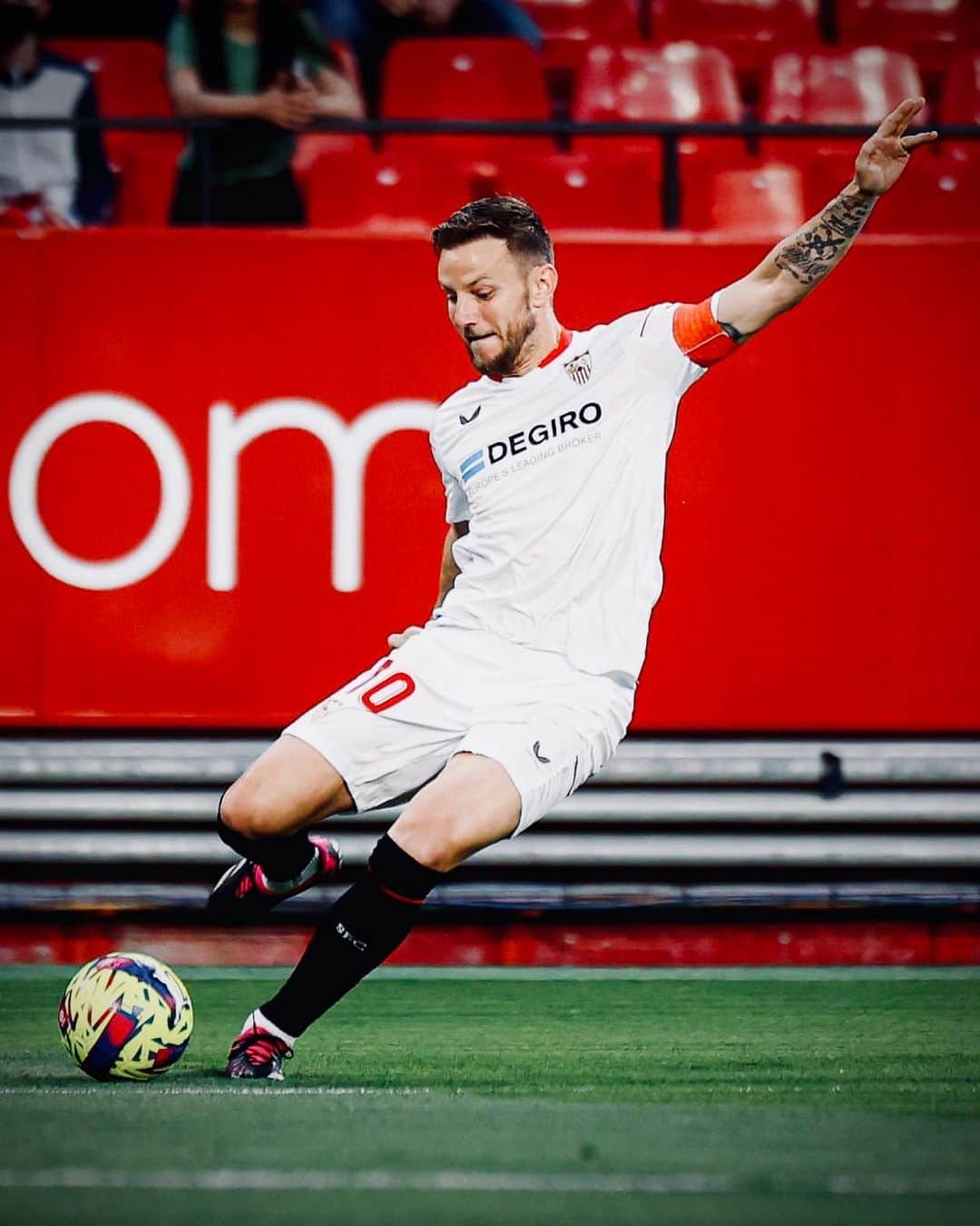 イヴァン・ラキティッチさんのインスタグラム写真 - (イヴァン・ラキティッチInstagram)「Afición! Con vosotros hasta el final!!! ❤️🤍🔥 VAMOS! @sevillafc   #rakitic #laliga  #wearesevilla #sevillafc  #vamosmisevilla」4月24日 6時54分 - ivanrakitic