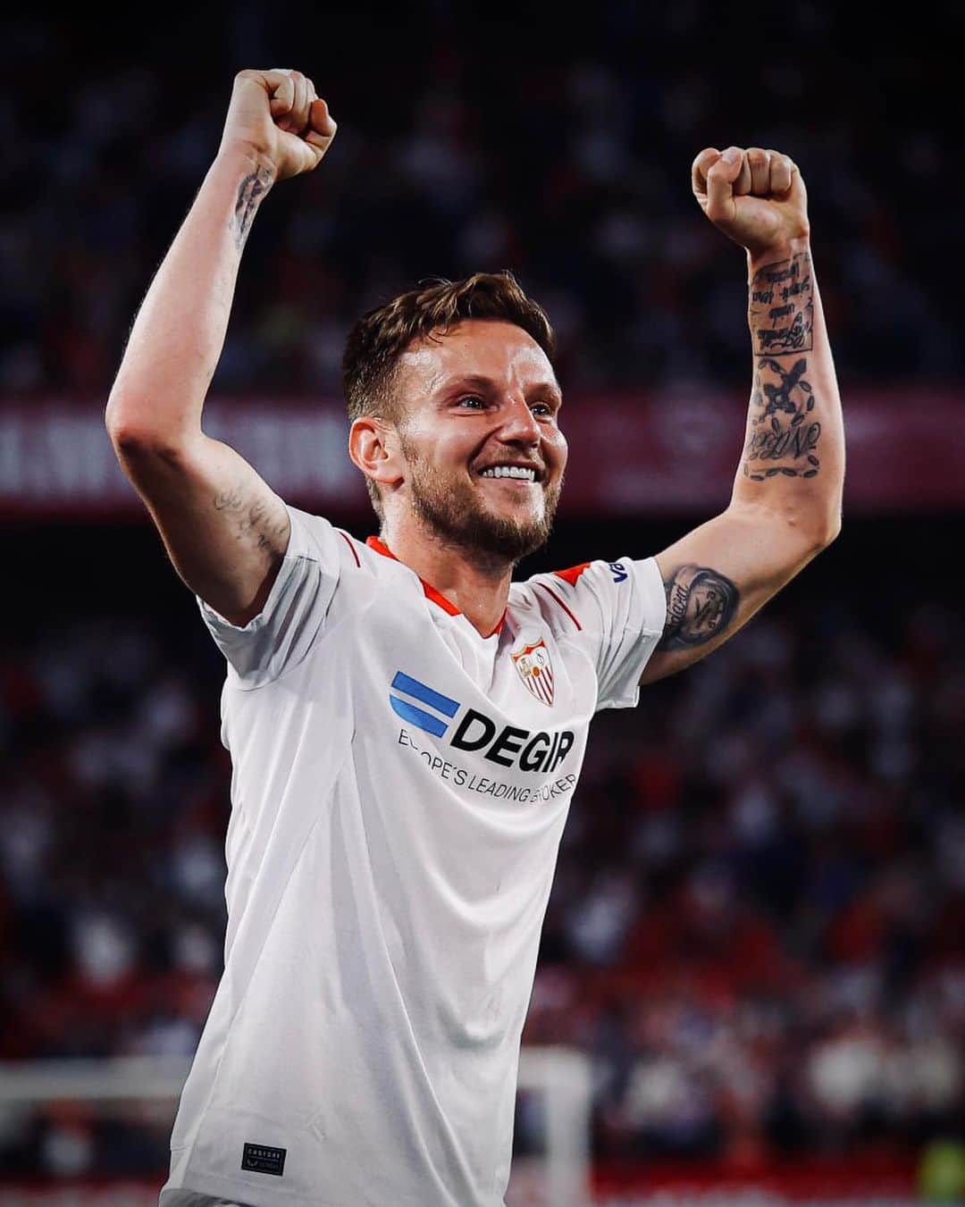 イヴァン・ラキティッチのインスタグラム：「Afición! Con vosotros hasta el final!!! ❤️🤍🔥 VAMOS! @sevillafc   #rakitic #laliga  #wearesevilla #sevillafc  #vamosmisevilla」