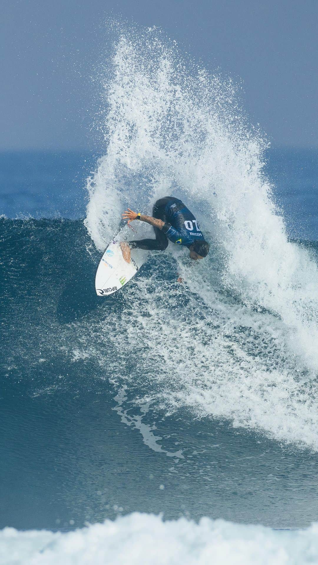 Rip Curl Australiaのインスタグラム：「3x World Surfing Champion @gabrielmedina defies gravity yet again… booking his spot in the Quarterfinals at the Margaret River Pro. #VaiMedina   📹 @wsl   -  #RipCurl #GabrielMedina #MargaretRiverPro #WesternAustralia #WSL #WorldChampion」