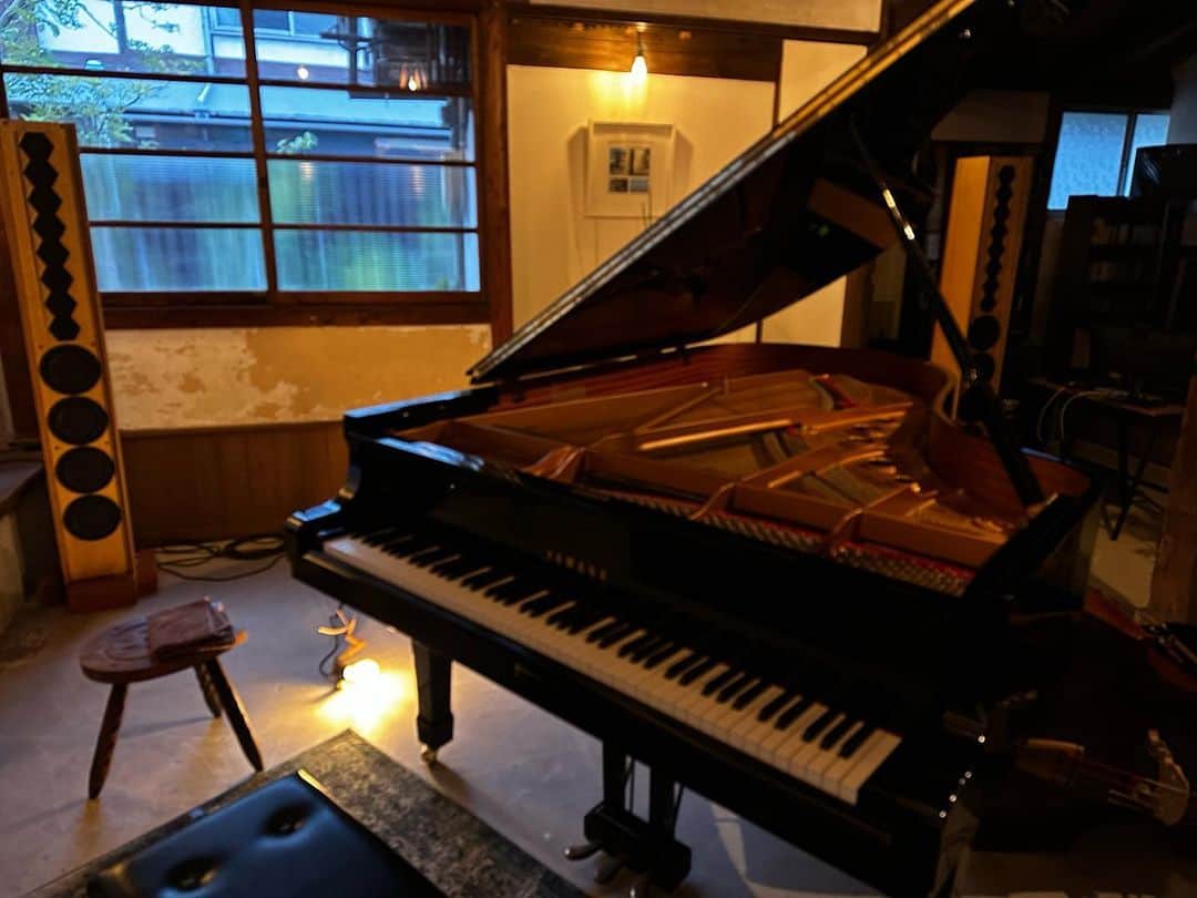 栗田善太郎さんのインスタグラム写真 - (栗田善太郎Instagram)「金土に続き昨日、日曜日もライブへ。 家族でトーマスエンコのピアノを間近で聴くという贅沢。 耳が震えるほどの体験でしたよ。  松永くん、ありがとう。」4月24日 7時03分 - kurizen01