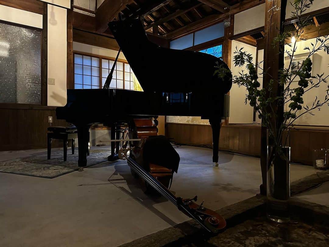 栗田善太郎のインスタグラム：「金土に続き昨日、日曜日もライブへ。 家族でトーマスエンコのピアノを間近で聴くという贅沢。 耳が震えるほどの体験でしたよ。  松永くん、ありがとう。」