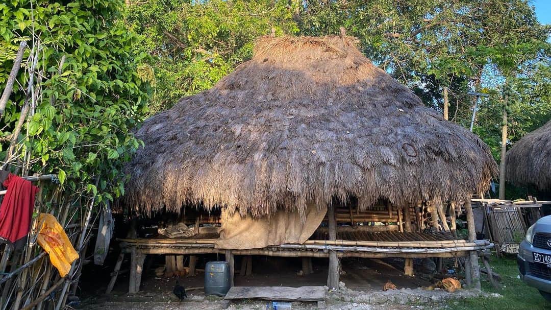 金子藍さんのインスタグラム写真 - (金子藍Instagram)「散歩  村があり、現地の人が住んでるのを間近で見れ ソーラーで電気を作り エアコンなどは無く 縁側みたいなところで料理を作っている人がいて  ビルもない、のどかな場所  #スンバ #海外旅行 #インドネシア #ロキシー #サーフィン」4月24日 6時58分 - aikaneko_surf