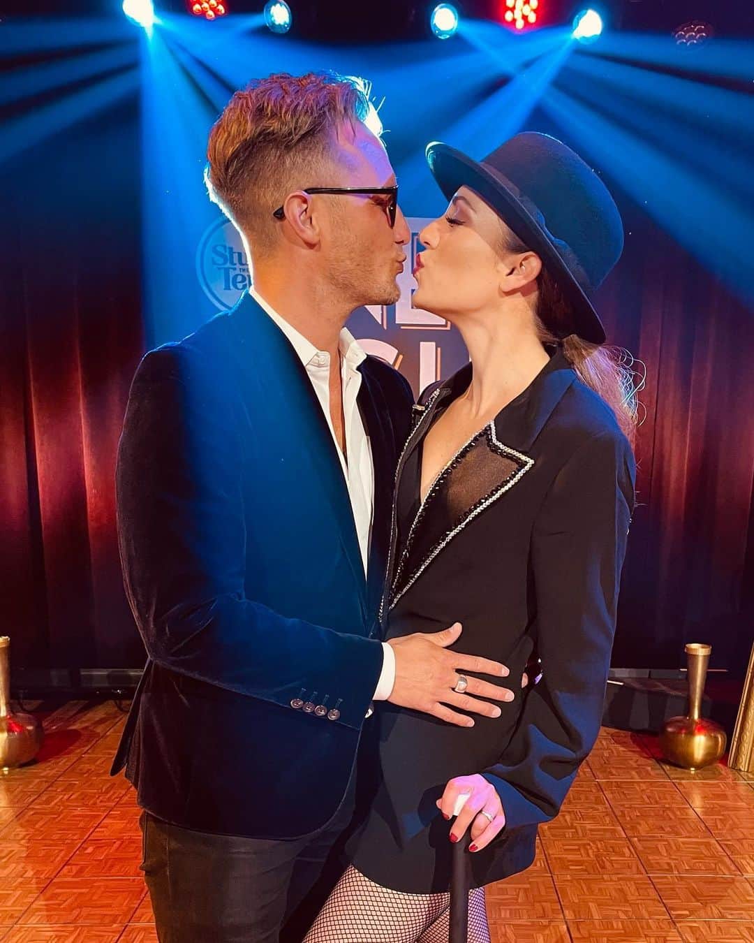 ローラ・オスのインスタグラム：「What a sensationally scintillating #OneNightOnly gala for @studiotenn, celebrating the work of Bob Fosse. Other than playing The Leading Player in high school, I hadn’t performed much Fosse at all and was thrilled to learn from @melissacassidydance, dance alongside @soulfullysolace, and finally sing with @carriemanolakos. I am so very grateful for every opportunity I get to sing or dance. I don’t take a single moment of it for granted, tho how freeing that my identity is no longer wrapped up in it. 🙌🏼 Thanks, @patrickcassidyofficial for bringing this group of performers together & executing this stellar night. Congrats!! 🤗🎩🔥🎤🤩」