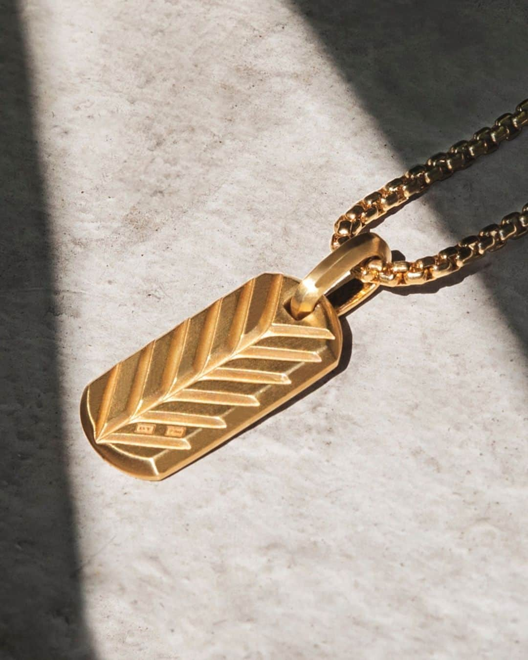 デビッドヤーマンのインスタグラム：「All that glitters is... explore 18K gold Chevron designs at the link in our bio.   #DavidYurman #jewelry #necklace #DYTags」