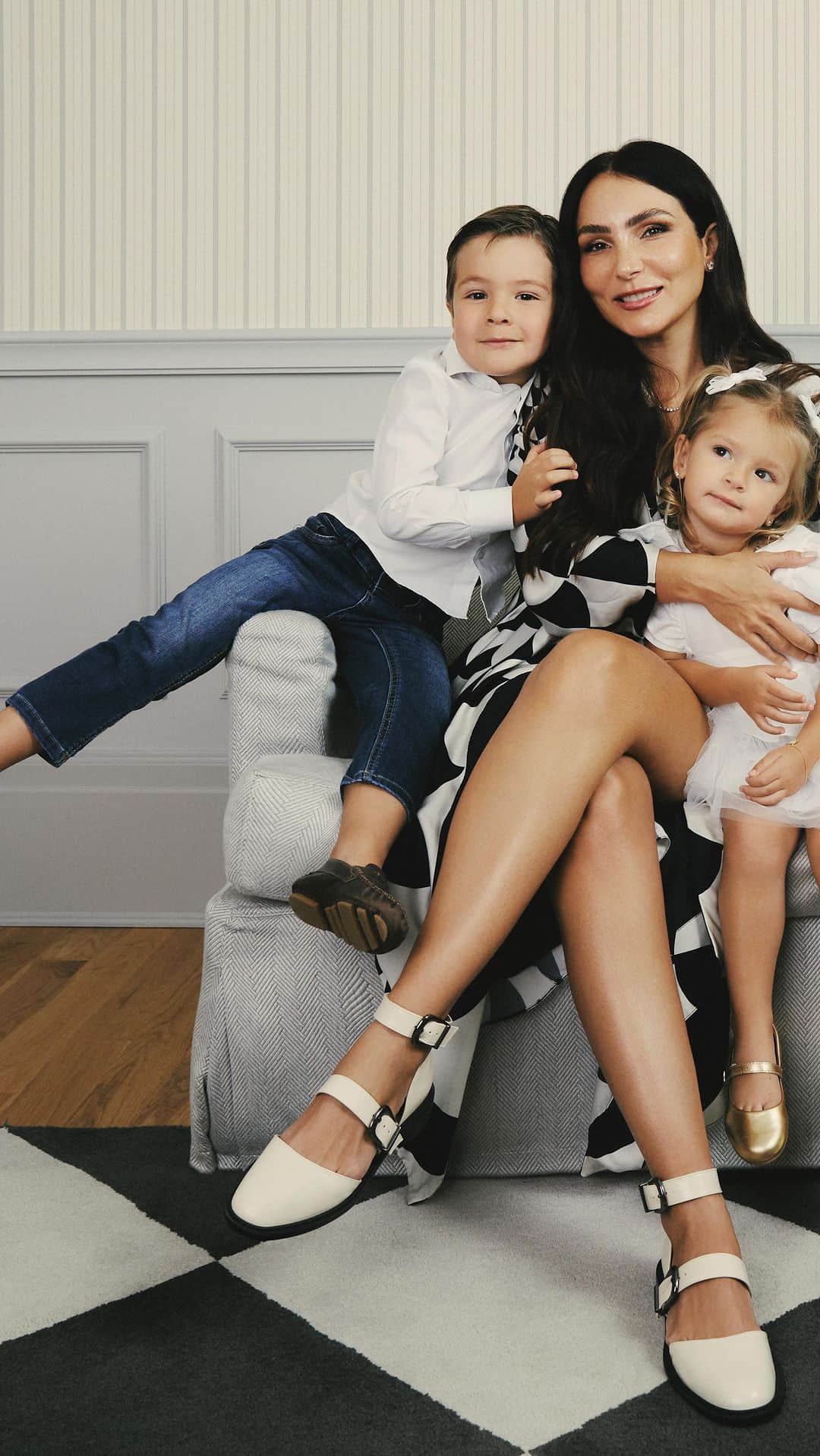 Lalá Noletoのインスタグラム：「Muito feliz com o convite para protagonizar a campanha de Dia das Mães  @paulatorresbrand, uma marca que faz parte da minha vida há anos e que me surpreende a cada coleção com um trabalho handmade único! Confira os modelos fotografados na campanha “Retratos”, que encantam pelo design e surpreendem pela versatilidade! Obrigada @anapaulatorres__ por todo carinho comigo e minha família!」