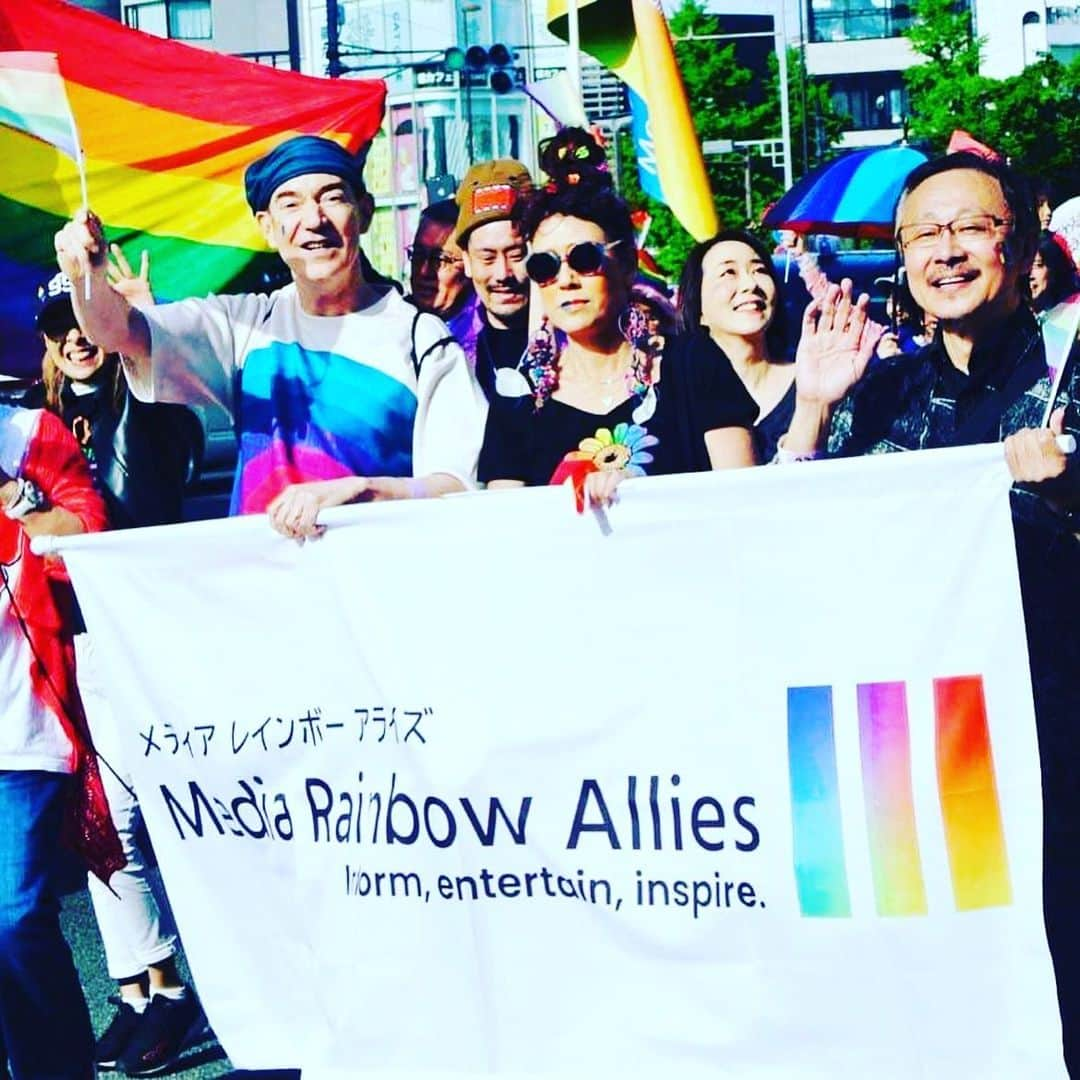 長野智子さんのインスタグラム写真 - (長野智子Instagram)「#東京レインボープライド  2023 参加しました🚶‍♀️🌈  ジャンル、局、会社を超えたオールメディアのチームです。  属性・国籍に関わらず皆んなが自分らしさを貫いていて、なんだか呼吸がしやすかった。それだけ普段は自分らしくいることが難しい社会なのかな。。🙄  セクシャル・マイノリティの方はもちろんのこと、属性によって権利や役割、機会が制限されることがなくなって、すべての人が生きやすい社会になりますように。私たち全員のためのパレードだと感じました。  #変わるまで伝え続ける #オールメディア #TRP2023 #メディアレインボーアライズ  #LiLiCo #山田邦子 #松尾貴史 #ロバートキャンベル #阿部知代 #中野淳 #長野智子」4月24日 7時10分 - naganotomoko