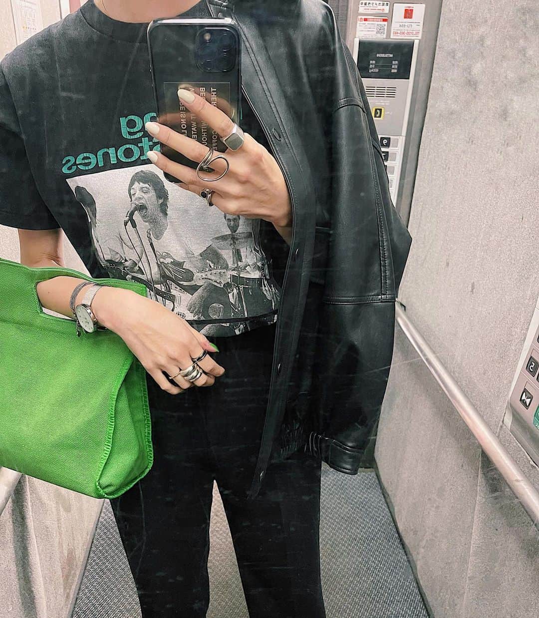 maai0528のインスタグラム：「〻👩🏻‍🦱🦄🥪🍎 Ｇood Ｍorning‥🧺 好きが詰まってる♡ ． 今日からお仕事。 みんなに会えるのうれち♡ 元気にいってきまーす。 ． ． ． #WORK #myfav  #fashionstyle  #black」
