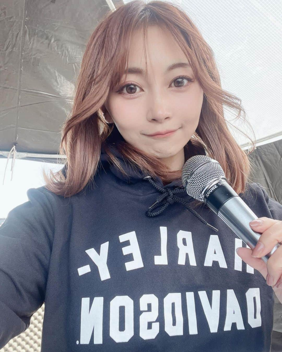 川和真奈美のインスタグラム：「MCのお仕事🎤  BLUESKY MEETING 福岡🏍 皆さんありがとうございました！ 次回は5/13 栃木県日光市で お会いしましょう🙋‍♀️💕  #マイクは相棒  #俺がついてるぜ  #ハーレーダビッドソン  #ハーレー  #バイク  #BLUESKYMEETING #bluesky  #bike  #福岡  #アナウンサー  #アナウンサー衣装  #フリーアナウンサー  #福岡グルメ」