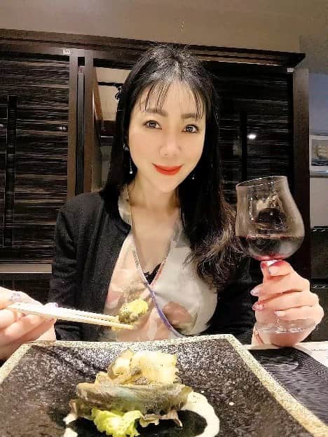 今堀恵理のインスタグラム：「難波 鉄板焼き Sublime @restaurant_sublime   「神戸牛ステーキと活あわびステーキコース」を食べに行きました💓 こちらの鮑が好きで鉄板焼きSublimeさんに行くのは5回目😆 今回は両親を連れて行きました 和食も入ってるコースなので食べやすくて良いお店ですよ☺️  私のコーデは @shein_japan @sheinofficial SHEIN春の感謝祭開催中ですよ✨ 最大80%OFF 年に4回の大感謝SALE GWに向けた必見アイテムと見逃せない特典が沢山💕  私が着てる花柄プリント マーメイド状ヘム ドレスはオーガンジーで裾はアシンメトリーでエレガントなのに￥2838とプチプラ✨ アクセサリーも300円くらいで有ります さらにクーポンコード【4ST52】を使うと ※0-5999円で15%オフ, 6000円以上のご購入で20%オフ ※有効期限：2023/05/31"  #難波鉄板焼きSublime #鉄板焼 #SHEIN春の感謝祭 #SHEINコーデ  #SHEIN購入品  #今日のコーデ」