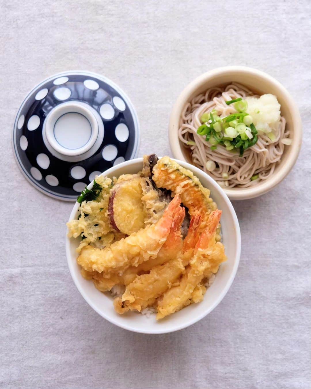 わたをのインスタグラム：「天丼おろし蕎麦セット  月曜日がんばろ🙌  #おうちごはん #朝ごはん #Yummy #Delicious #Japan #japanesefood #breakfast #disney #mickey #mickeymouse #隠れミッキー #🐭」
