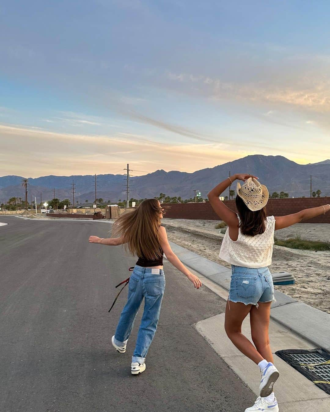 ローレン・オーランドさんのインスタグラム写真 - (ローレン・オーランドInstagram)「road trippin’ 🕺」4月24日 7時51分 - laurenorlando88