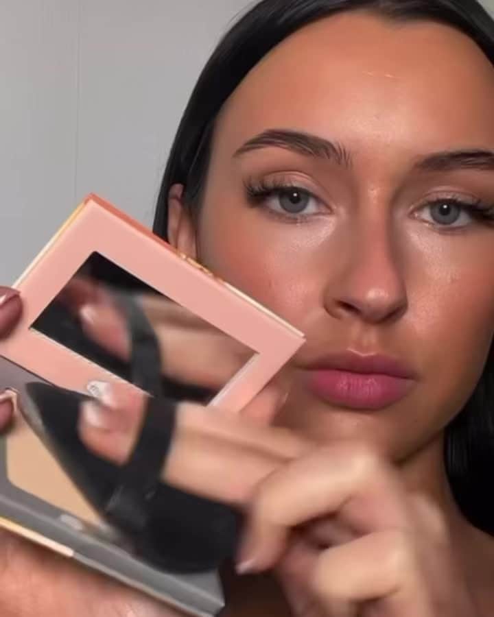 のインスタグラム：「This Sexy Mama Powder is a game-changer for anyone who loves a flawless, shine-free look. 😍💄   #thebalm #thebalmcosmetics #thebalmskin #thebalmskincare #cleanskin #skincare  #beauty #glam #crueltyfreebeauty #beautiful #instagood #springtime #instamakeup #makeupaddict @thebalm」