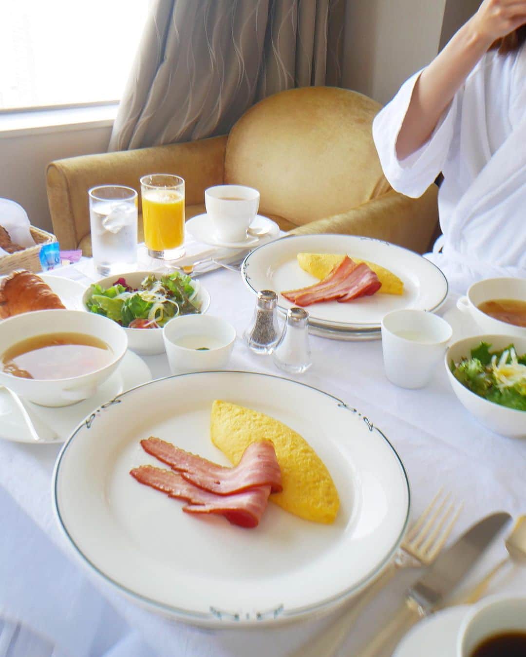 しゃらさんのインスタグラム写真 - (しゃらInstagram)「ルームサービスにしてみた🍽 時間気にすることなくラヴィット観ながら朝ごはん  #しゃらホテル」4月24日 7時55分 - shara_kyana