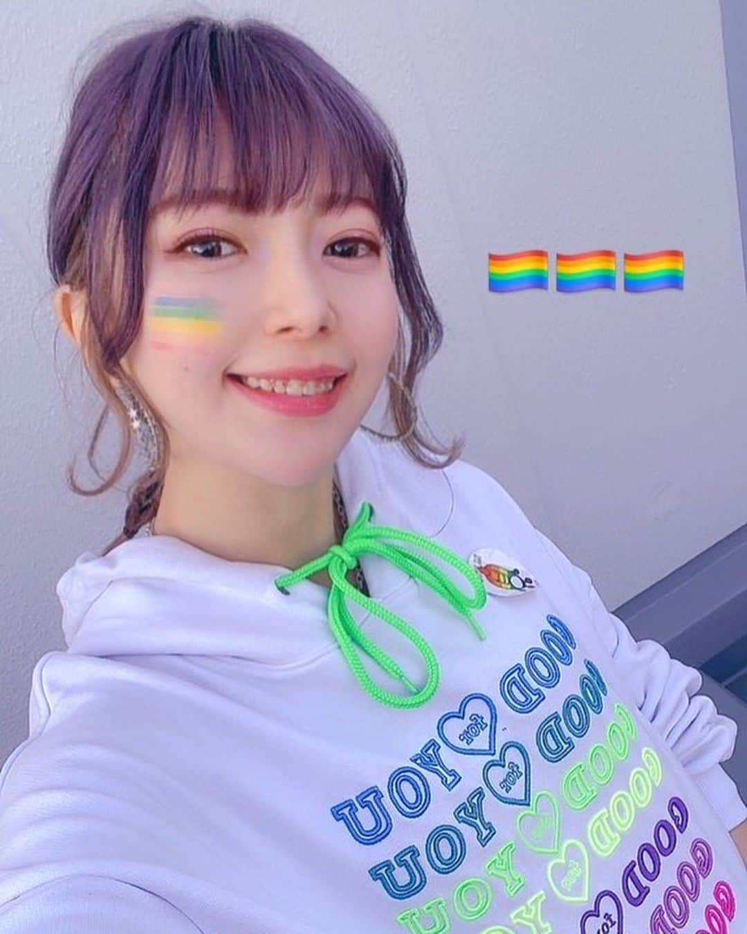 辻愛沙子のインスタグラム：「昨日は #東京レインボープライド で #newszero のみなさんと仲良したちとパレード歩いて、渋谷区長＆区議の投票行ってきた良き日曜だった🙌🏻🏳️‍🌈  社会にはまだまだ課題が山積しているけれど、こうやって皆んなで集まって語り合って、ひとりじゃないを感じられる場所がある事に希望を感じました。  パレードの最中、通りすがりの人も、街中の商業施設やお店も、みんなレインボー一色で手を触り合って、本当に素敵な光景だった。 コロナ落ち着いてよかった…皆んなよく耐えた…という喜びも😭🏳️‍🌈🫶🏻㊗️  "Happy” PRIDEの声が溢れる幸せで暖かい空間だったけれど、一歩外に出るとまだまだ当事者たちにとってハッピーではいられない不均衡や抑圧が存在していることもまた事実。このコントラストが少しでも薄まるように、自分にできることをまた探していく一年にしたい。  まずは大好きな人たちとここに集い喜びを分かち合えたことに感謝して、全力の #happypride を！🏳️‍🌈🏳️‍⚧️  #変わるまで続ける  #trp2023  #統一地方選挙2023」