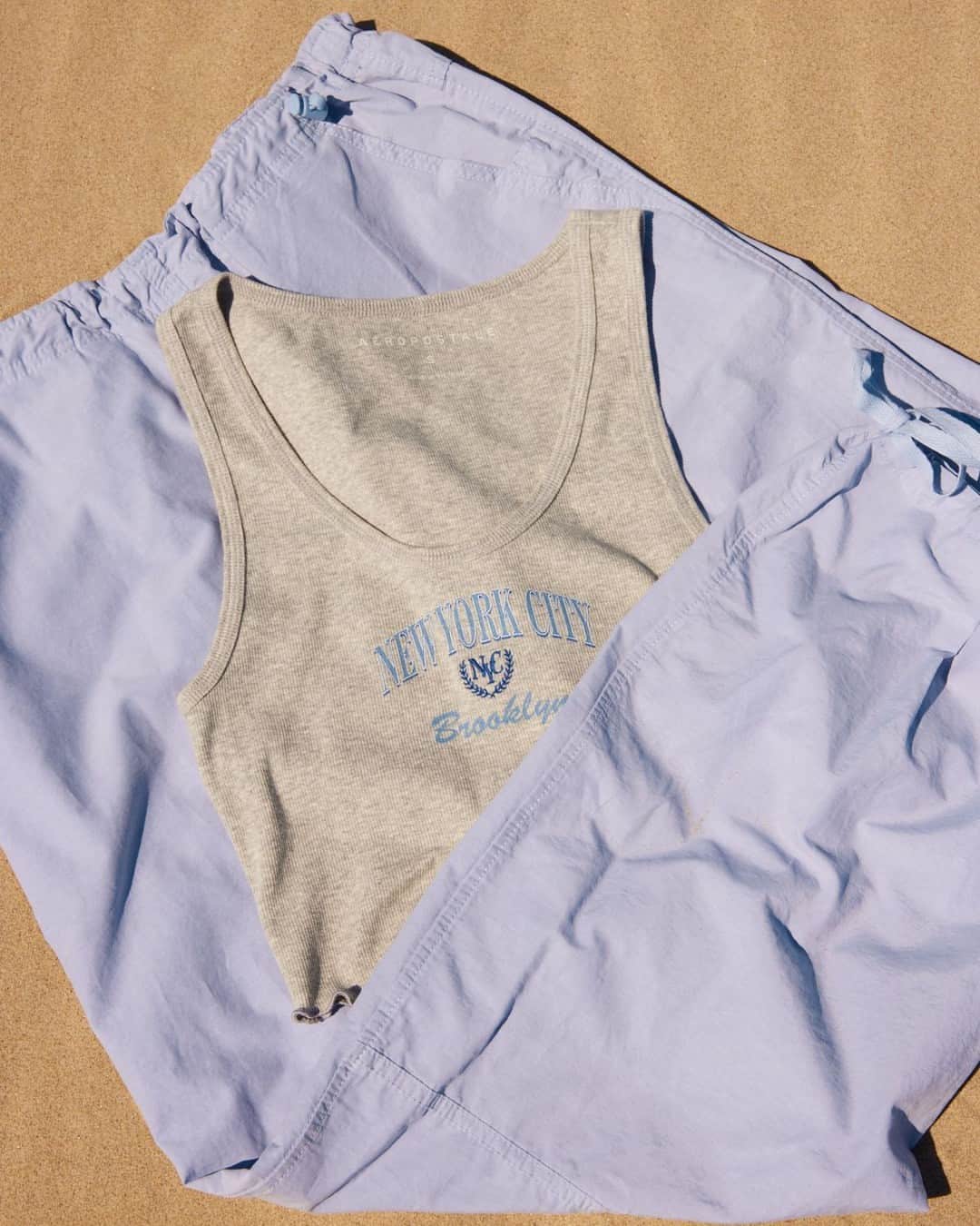 エアロポステールのインスタグラム：「Baggy parachute pants paired with cropped tanks?! Elevated beach slay ready🔥💙#WearAero」