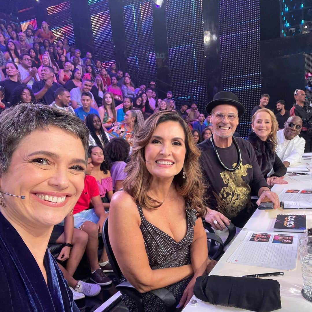 ファチマ・ベルナルデスのインスタグラム：「Foi demais voltar a ser jurada do #dancadosfamosos. Obrigada @lucianohuck, @renatavasconcellosoficial , @tati e meu amor @tulio.gadelha pelas homenagens. Uma honra dividir a bancada dos jurados com @sandra.annenberg.real , @carlinhosdejesus , @anabotafogooficial  e @xorogan_zebrinha e o palco com @dealucia66, @liviaandradereal e @sereiapx.」