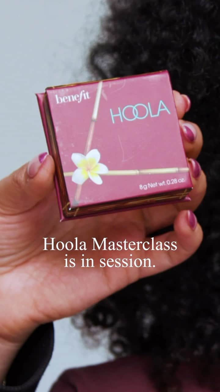 Benefit Cosmeticsのインスタグラム：「Did you know we have multiple shades of Hoola?! 🌺 Our universally flattering matte bronzer can be used to:⁠ 🤎 Bronze⁠ 🤎 Contour⁠ 🤎 Sculpt⁠ ⁠ Available in 4 diverse shades ☺️⁠ Lite, Original, Caramel, and Toasted.⁠ ⁠ #benefitcosmetics #makeup #beauty #glam #bronzer #contour」