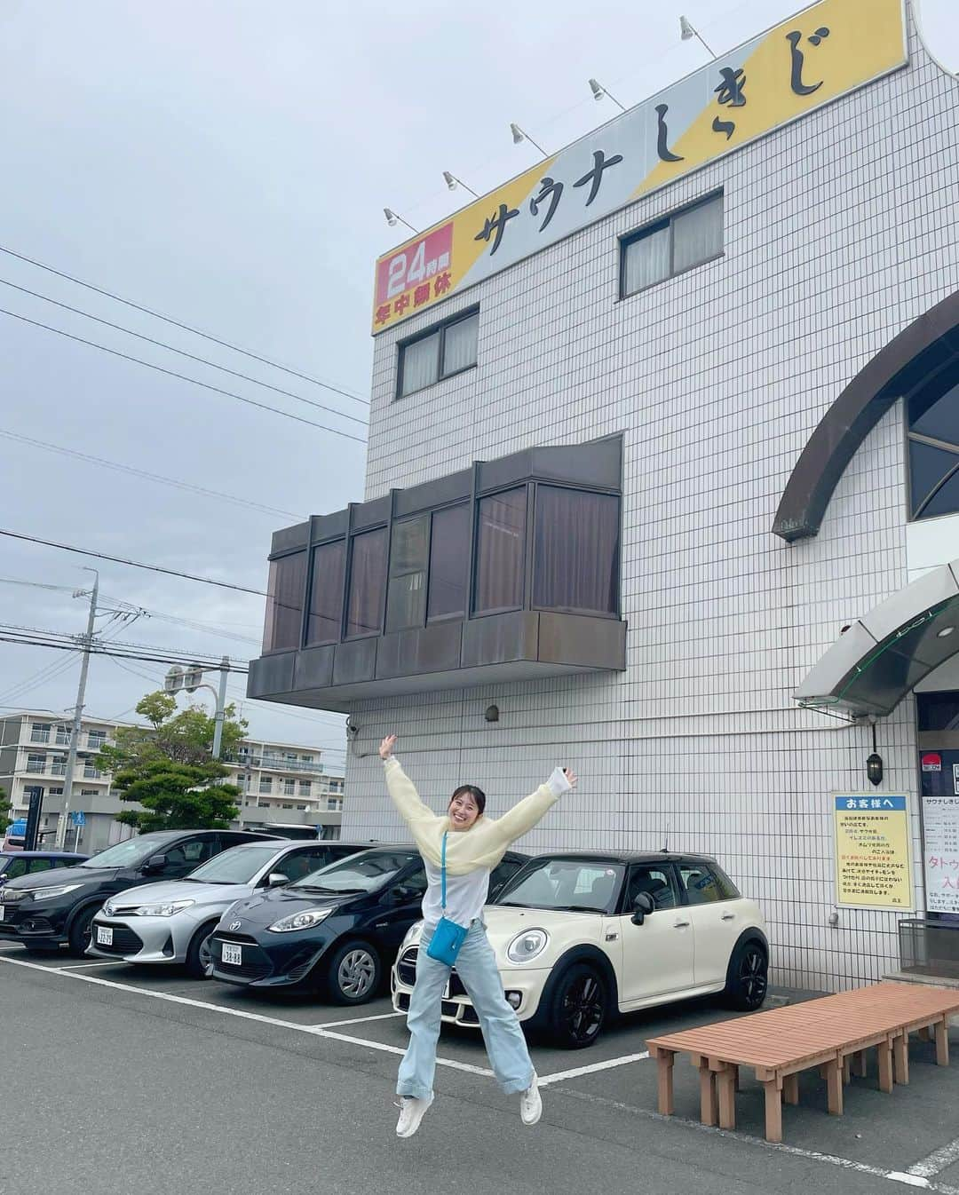 佐藤佳奈さんのインスタグラム写真 - (佐藤佳奈Instagram)「あだちとしきじ🧖‍♀️  半年くらい前に足立に大東洋に連れて行ってもらったのを皮切りにハマったサウナ。  大阪のいろいろなサウナを一緒に訪れていましたが、ついにサウナの聖地しきじに行ってきました☺️  薬草サウナの香りに癒され、水風呂もお水が柔らかくて長く入っても辛くならず、飲んでもおいしかった😌  #サウナ #サウナー #しきじ  #しきじサウナ」4月24日 8時02分 - kana_sato_sakana