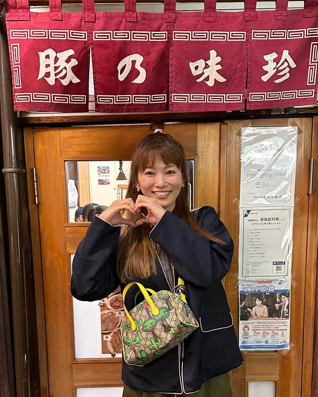 倉本康子さんのインスタグラム写真 - (倉本康子Instagram)「★ 〜ヤッコの酒旅〜 「豚の味珍」@横浜(横浜西口　狸小路) http://www.maichin.jp/  豚の味珍(まいちん) 横浜駅西口からすぐの狸小路内にある豚の頭〜足まで各部位をいただけるという名店へ。  10名程でいっぱいだろうかというこぢんまりとしたカウンターのみのお店で、昭和36年からあるというのだから驚き。 (向かいにも同じお店がありましたが、やはりカウンターで少人数のよう)  ビールで喉を潤してから各部位を注文するのですが、文字だけでは想像が難しいメニューでしたが、写真で説明してくださったので、初めて行った者としても迷うことなく注文完了。  タレも教えてくださるのですが、これがまた美味しくて！笑 多めの辛子を多めの酢で溶き、ちょろっとだけお醤油を垂らすタレ。(これはハマる味！餃子とかもこれで食べたい！)  さて！まずは豚足から、いざ実食！ 豚足好きなので比較的食べてきているほうですが、臭みは全くもってなく、ぷりんとしてトロンとした豚足🤩 ほかの部位も食べ進めるごとに驚きましたが、一番驚いたのが、耳！  ミミガーのコリコリとしたイメージが強かったのですが、味珍の耳は、ムッチリもっちり脂がのったる🤩  どれほどの下処理をして供してくださっているのか、、、その丁寧なお仕事ぶりがこうして長年愛される所以の１つなんでしょうね。  お店の方も感じのよい方で、嬉しく美味しい時間でした。  NO ALCOHOL, NO LIFE !!  #ヤッコの酒旅 #noalcholnolife #酒場 #居酒屋 #バー #酒旅 #倉本康子 #かんぱいでーす #乾杯でーす #豚の味珍 #豚のまいちん #豚のマイチン #狸小路 #横浜西口 #まいちんにマイッチング #まいっちんぐ #まいっちんぐマチコ先生 #白菜がなにげに絶品」4月24日 8時22分 - yasuko_kuramoto_yakko