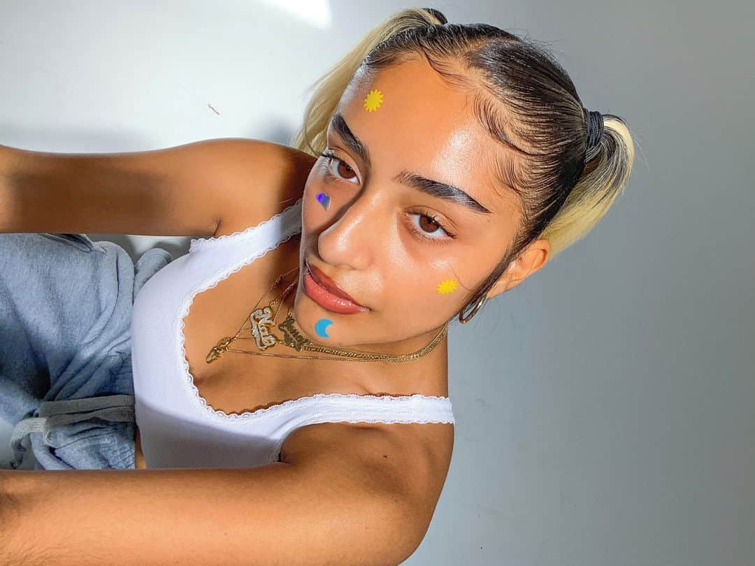 BH Cosmeticsのインスタグラム：「Who said pimple patches couldn't be cute ✋ Not only do our hydrocolloid-infused pimple patches help absorb your impurities... they're also the cutest summer accessory☀️⁣ ⁣ @genaaaai keepin' it cute wearing the Sorry Not Sorry Acne Patches✨⁣ ⁣  #bhcosmetics」