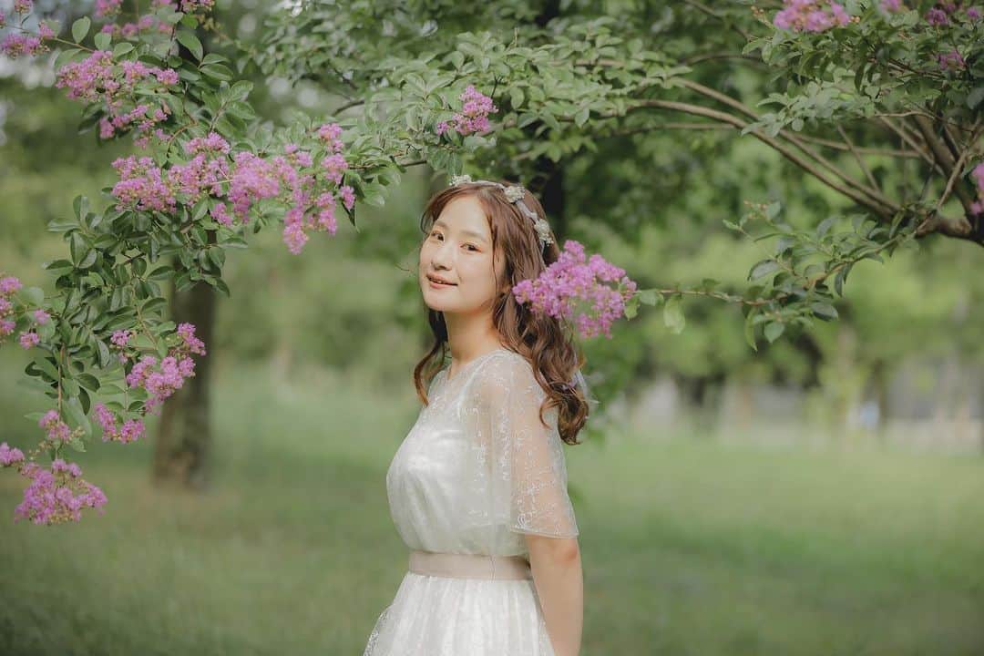 のインスタグラム：「. 春のおススメhair make 🌷  ゆるふわダウンスタイルにお花を添えて…🫧 前髪やお顔周りの動きにも 沢山こだわりが詰まったstyling🐰🌿  担当のヘアメイクはこちら↓↓🕊️ @sakura.deco.hm   ┈┈┈┈┈┈┈┈┈┈┈┈┈┈┈┈┈┈  ヘアメイクのご指名も承っております💄  撮影のご予約やお問い合わせはHPの お問い合わせフォーム・DM・ お電話より受け付けております🫧  💌 namba@st-tvb.jp 📞06-6616-9890  営業時間 月〜金 11:00-20:00 土日祝 10:00-19:00  前撮り / ウエディングフォト @studiotvb_namba @decollte_weddingphoto @decollte_wedding  ┈┈┈┈┈┈┈┈┈┈┈┈┈┈┈┈┈┈┈┈  #撮る結婚式 #スタジオTVBなんばパークス店 #なんばパークス #スタジオTVB #studiotvb  ┄┄┄┄┄┄┄┄┄┄  #フォトウェディング #大阪前撮り #関西前撮り #韓国フォト  #プレ花嫁 #前撮り #洋装スタイリング #鶴見緑地公園 #ハーフアップ #ウエディングヘア  #ダウンスタイル #ウエディングフォト #ウエディングネイル  #おしゃれウエディング  #花嫁ヘア  #2023花嫁  #カップルフォト  #洋装ヘアアレンジ  #お洒落花嫁 #大阪前撮り  #結婚準備 #生花アレンジ  #カラーメイク  #ポイントメイク #ブライダルヘアメイク」