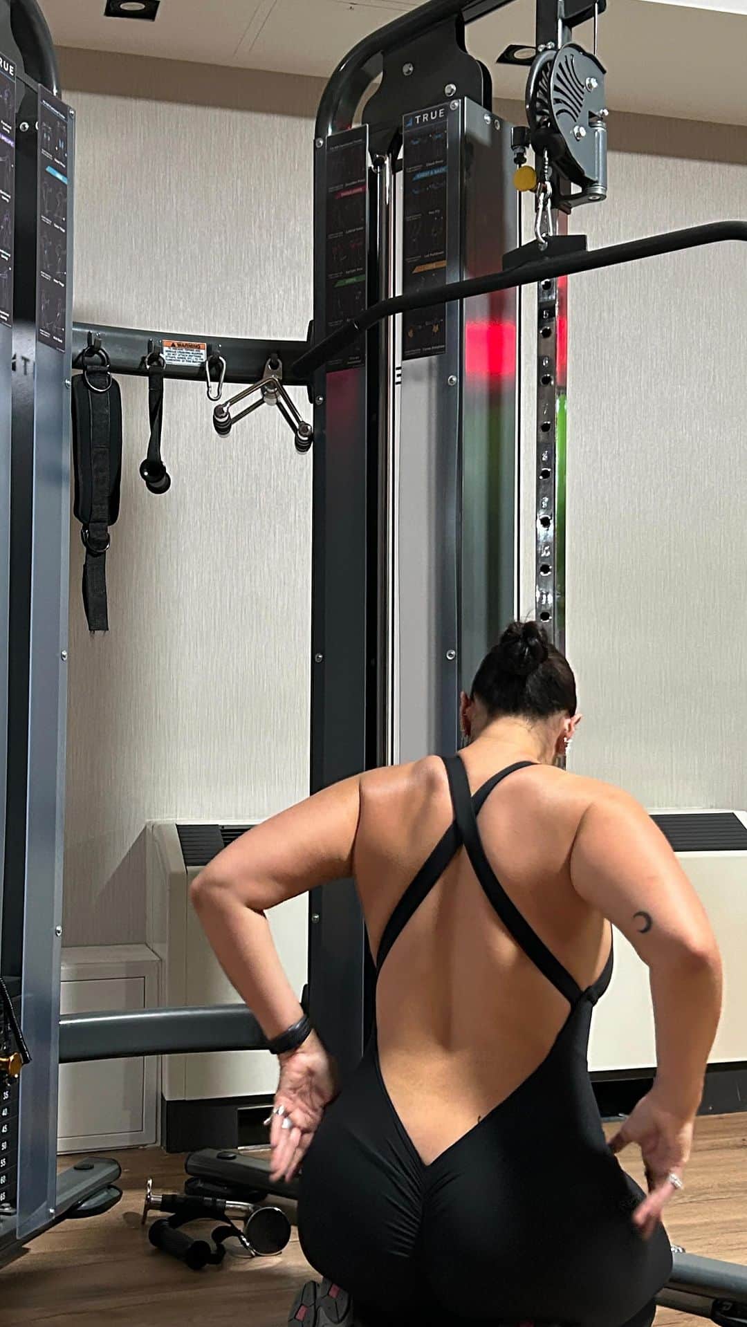 La'Tecia Thomasのインスタグラム：「Slowly building a stronger self」