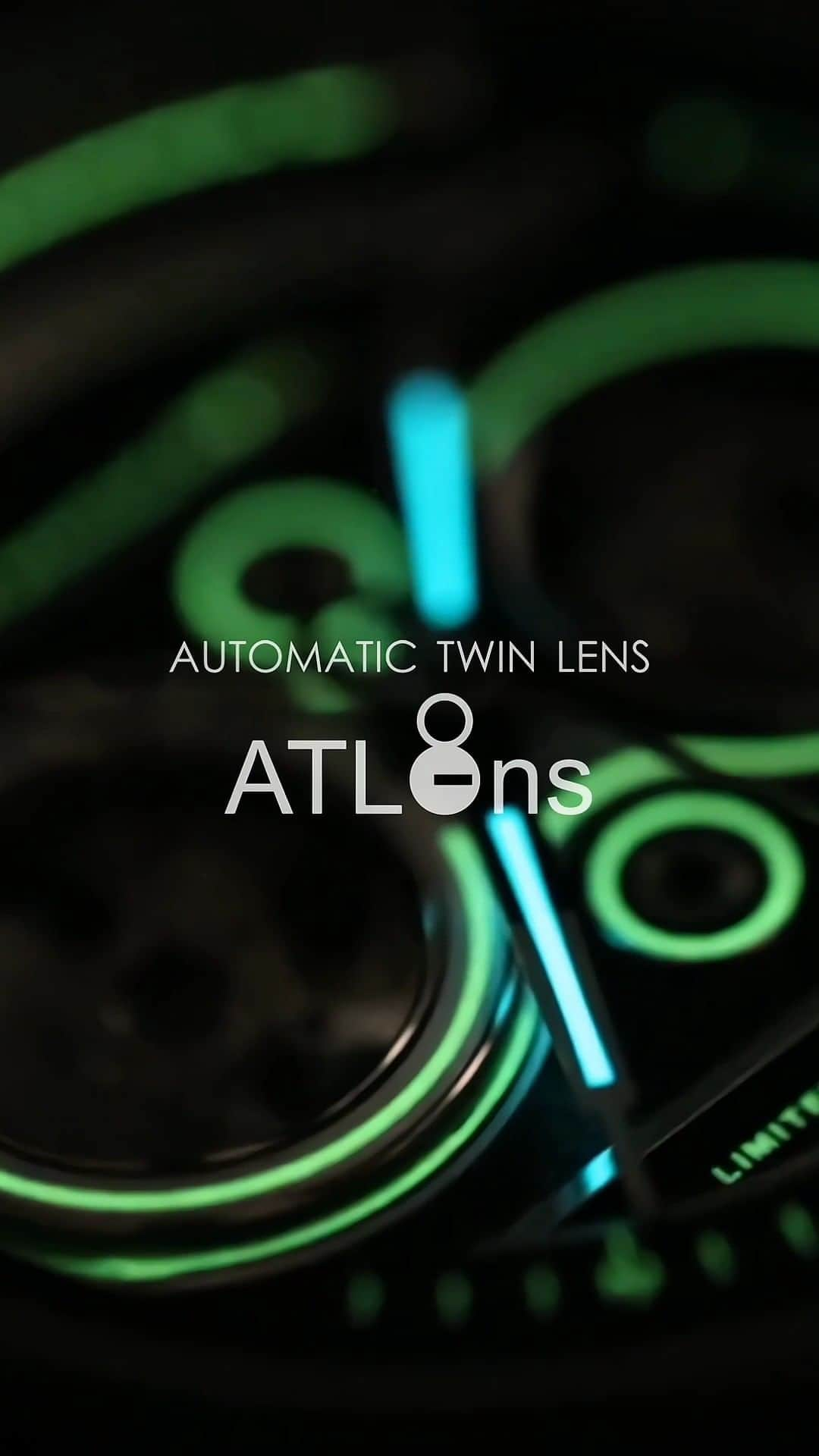 TACS Japanのインスタグラム：「Automatic Twin Lens - Antique 世界で初めて二眼レフカメラを題材にデザインされた腕時計「TWIN LENS 」―　 最新作は、緻密な加工により、さらにヴィンテージ二眼レフカメラの意匠に近づけています。 六本木蔦屋書店、代官山蔦屋書店、新宿北村写真機店の３店舗と公式オンラインストアで4月26日より先行販売。    #tacs  #tacsjapan #タックス #uniqueissimple  . #二眼レフ #二眼レフカメラ #twinlens #自動巻き #カメラ好きな人と繋がりたい #カメラのある生活 #カメラ #オールドカメラ #オールドレンズ #日本製腕時計 #日本製 #madeinjapan #japanesewatch #japanmade @kitamura_camera_tokyo  @daikanyama.tsutaya  @roppongi_tsutaya_books」