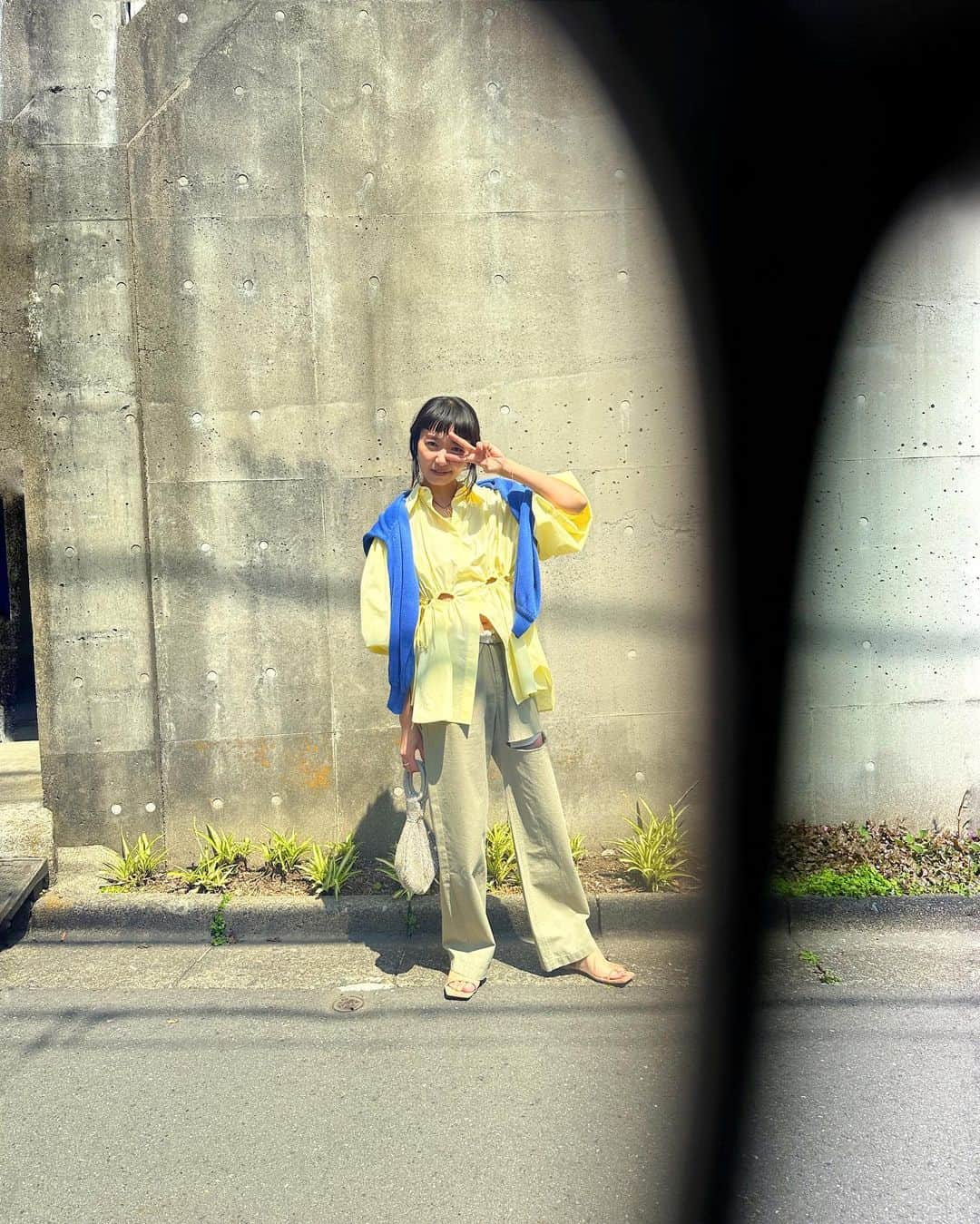 ungrid_yurieさんのインスタグラム写真 - (ungrid_yurieInstagram)「私がメガネ好きなのをよく知っている👓 撮影デーに付き合ってもらった長男が iPad見る時用に自分で持ってきたメガネを 撮影前にかけてくれた🤓(曲がってるよ)  カメラの前に持ってきて レンズ越しショットも📸  可愛いシャツです🍋 #searoomlynn #カラーファッション」4月24日 13時48分 - chiku_y34