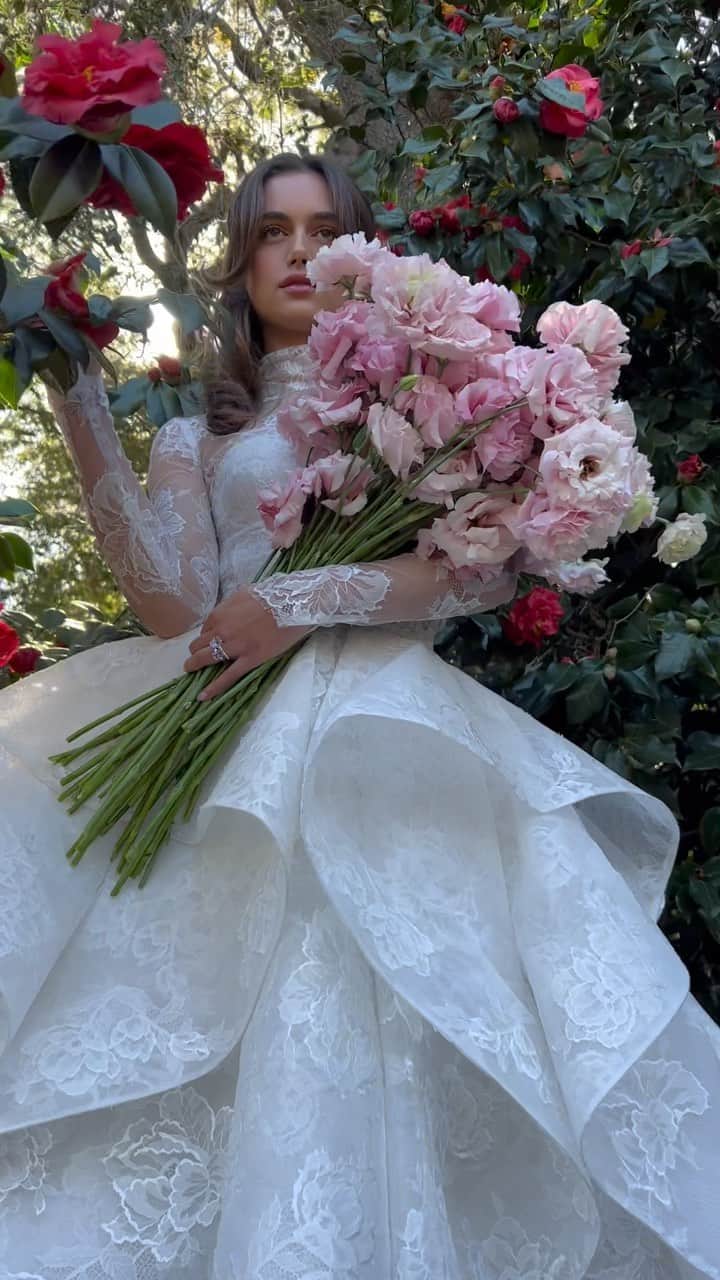 Monique Lhuillierのインスタグラム：「A secret garden of wonder 🌺🤍 #moniquelhuillier #mlbride」