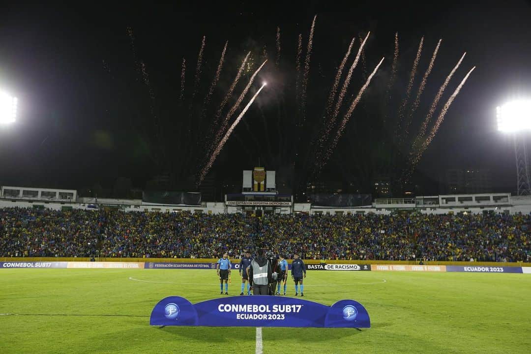 サッカー エクアドル代表チームのインスタグラム：「Y vivir esto con ustedes fue extraordinario 🏟️🔥」