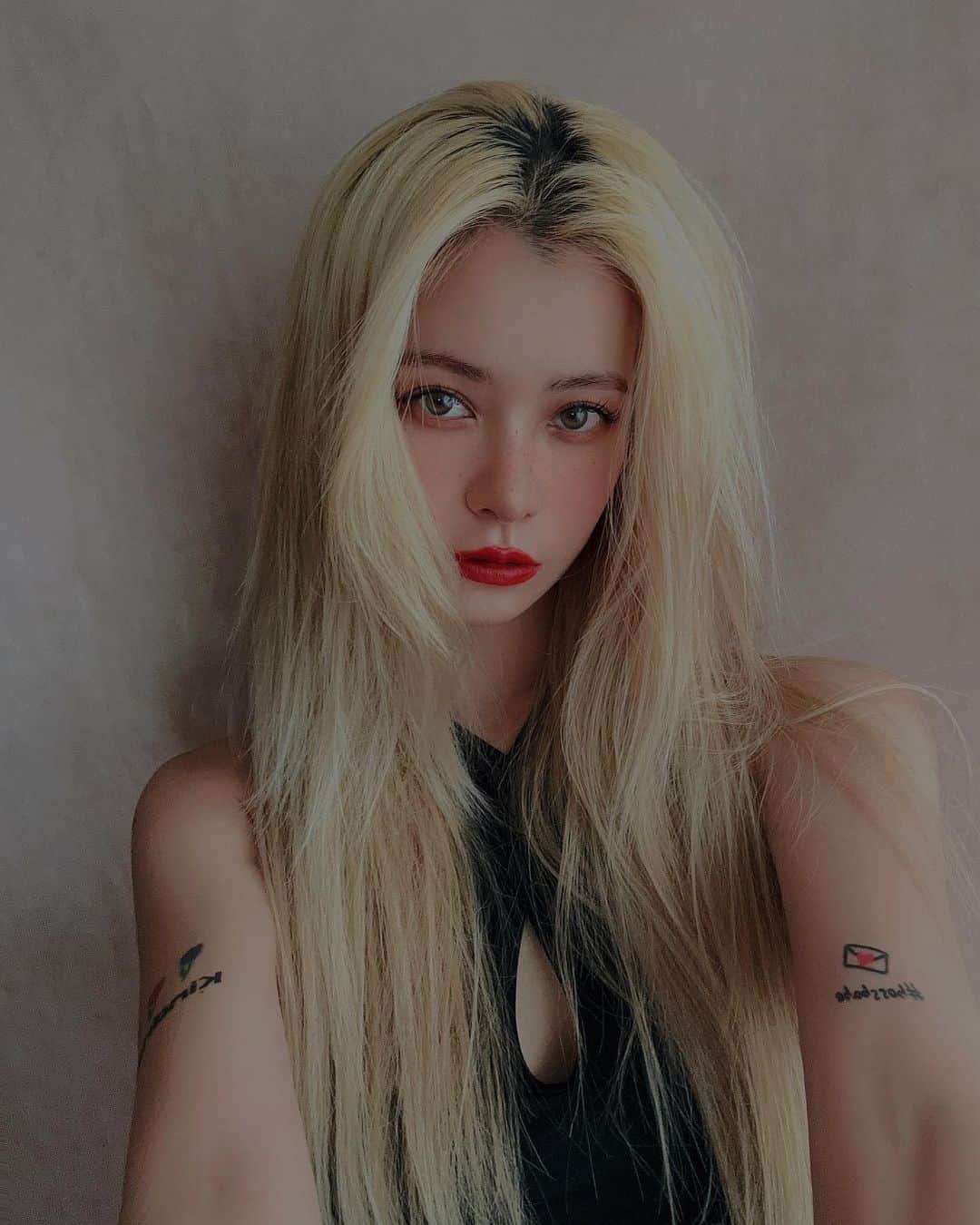 林咖安（Lyla）のインスタグラム：「#monday   最近用了新的唇膏💄 五月初來跟大家分享✨✨✨  不好用的東西是不會被我放上來的😂  #staytuned  #你們也知道家管嚴😇」
