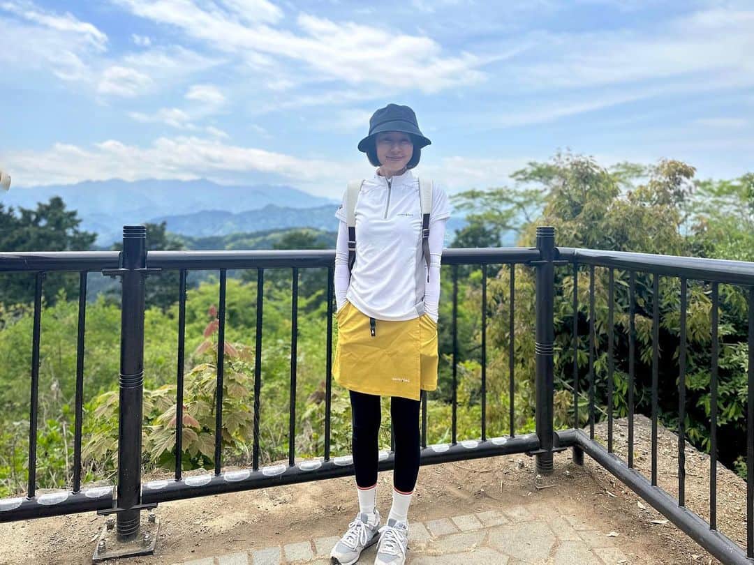 藤井美加子のインスタグラム：「🏔 登山デビューしました🥾🏔 まずは高尾山から。 入門編とは言えラストスパートの急な登りは膝カクカクしました。  “53歳の山ガール“スタートです！！  #登山初心者  #山ガール #高尾山 #多分筋肉痛は明日 #遅れてやってくる」