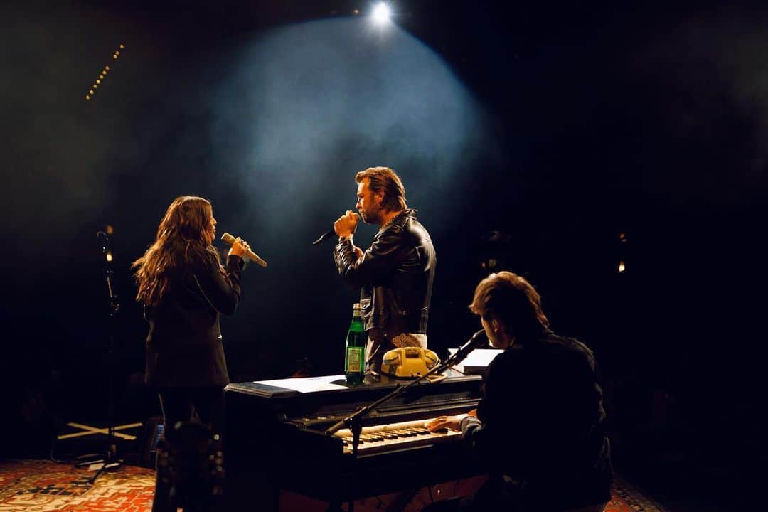 ヒラリー・スコットのインスタグラム：「Indianapolis, y’all were LOUD and LOVELY! 💖 Bachelorette Bride-to-be Caroline was a highlight for me! We rocked out to @shaniatwain Man I Feel Like A Woman and @charleskelley hopped on the drums. It was FUN!  💄 @jessberriosartistry  📸 @hodgesusry  #requestlinetour」