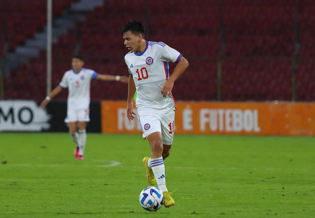 サッカーチリ代表チームさんのインスタグラム写真 - (サッカーチリ代表チームInstagram)「🚨 Pitazo final en el Estadio Rodrigo Paz Delgado de Quito y #LaRojaSub17 🇨🇱⚽️ termina su participación en el @CONMEBOL Sudamericano 🏆🇪🇨  🇨🇱 0️⃣➖1️⃣ 🇵🇾   💪 A levantar, muchachos, que se vienen muchos desafíos en sus carreras  👊 Hoy lo entregaron todo para terminar de la mejor forma. ¡A seguir trabajando que el fútbol da revanchas!   #VamosLaRojaSub17 #VamosChile」4月24日 8時37分 - laroja