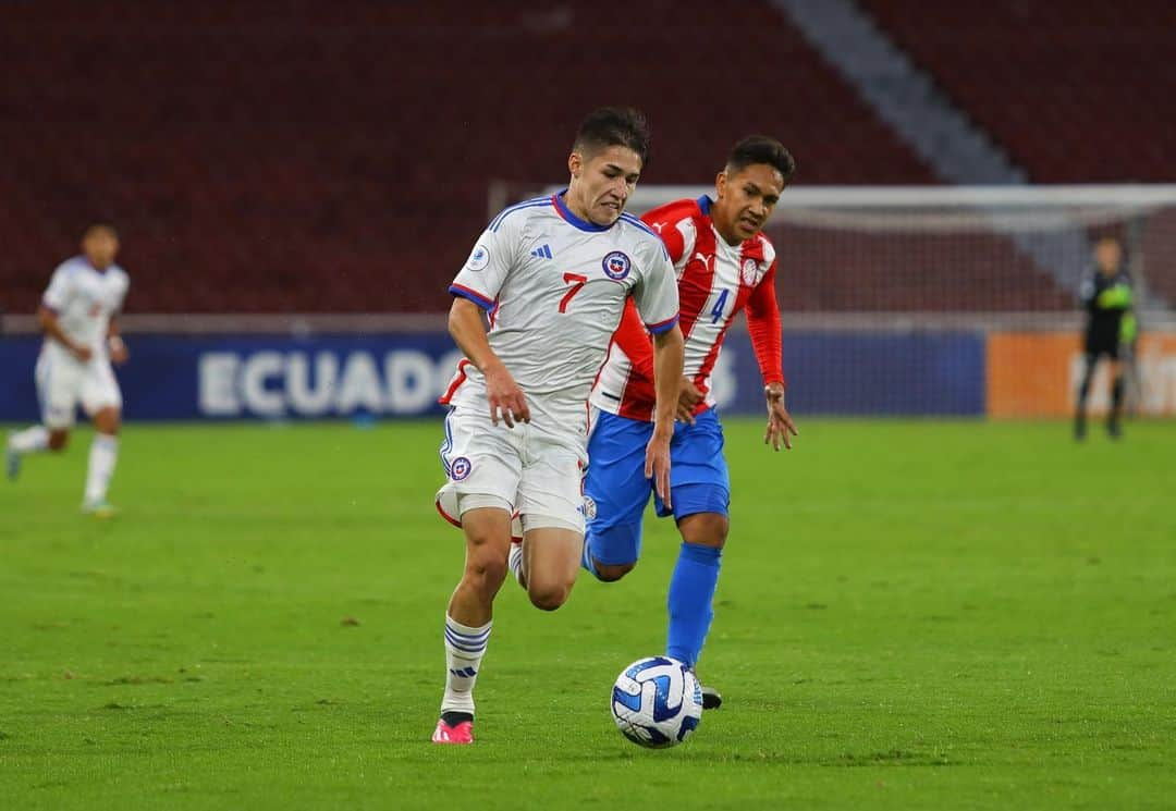 サッカーチリ代表チームさんのインスタグラム写真 - (サッカーチリ代表チームInstagram)「🚨 Pitazo final en el Estadio Rodrigo Paz Delgado de Quito y #LaRojaSub17 🇨🇱⚽️ termina su participación en el @CONMEBOL Sudamericano 🏆🇪🇨  🇨🇱 0️⃣➖1️⃣ 🇵🇾   💪 A levantar, muchachos, que se vienen muchos desafíos en sus carreras  👊 Hoy lo entregaron todo para terminar de la mejor forma. ¡A seguir trabajando que el fútbol da revanchas!   #VamosLaRojaSub17 #VamosChile」4月24日 8時37分 - laroja