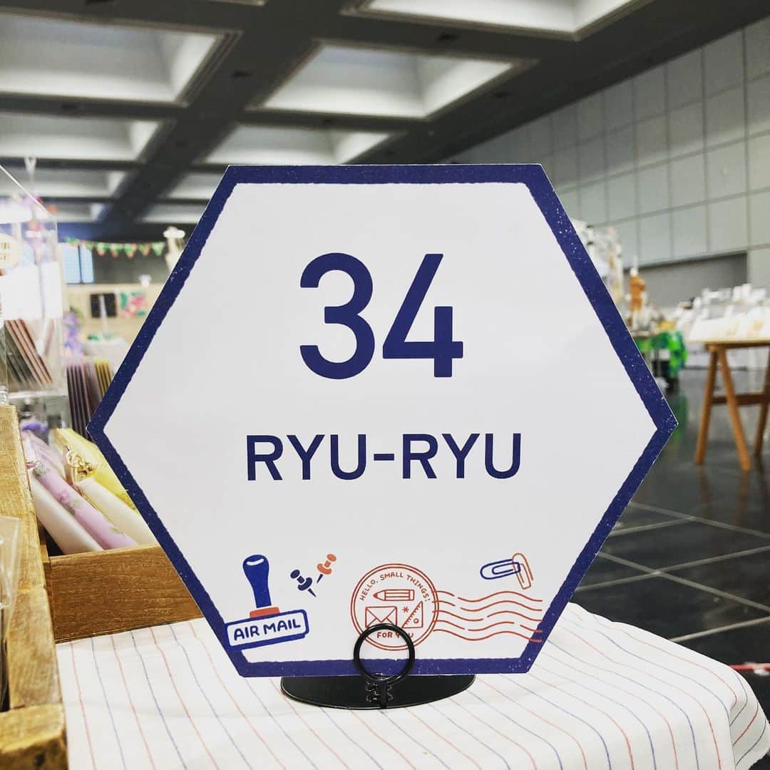 RYU-RYUさんのインスタグラム写真 - (RYU-RYUInstagram)「【２日間ありがとうございました】 . おはようございます！ . 土日開催の『紙博in 京都』での ２日間にお越し下さったお客様、 本当にありがとうございました。 . 今回で3回目の参加となったリュリュですが、 参加させて頂く度に 新たな気付きや課題を 得られる貴重な機会となっております。 . リュリュのブースを一番に目指して 来て下さるお客様や ラブレターポストに嬉しいお手紙を 届けて下さるお客様、 楽しそうに商品を選んでくださるみなさまから、 チーム一同、今回もたくさんの元気を頂きました。 . このような素敵なイベントに 参加する機会を下さった手紙社様、 はるばるご来場頂きました紙もの好きのお客様、 当日スムーズな運営をしていただけたスタッフ様、 多くの関わられた方々に 改めて心より感謝申し上げます。 . あっという間の楽しい２日間でしたが、 またみなさまにお会いできる機会を 頂けるように頑張ります！ . どうぞ今後とも、 リュリュの商品をどうぞよろしくお願い致します☺️ . #手紙社 #手紙舎 #紙博 #京都イベント #文具 #紙もの #紙もの好き #ステーショナリー #リュリュ #京都 #手帳デコ #昭和レトロ #文具好き#ryuryu」4月24日 8時37分 - ryuryu_zakka