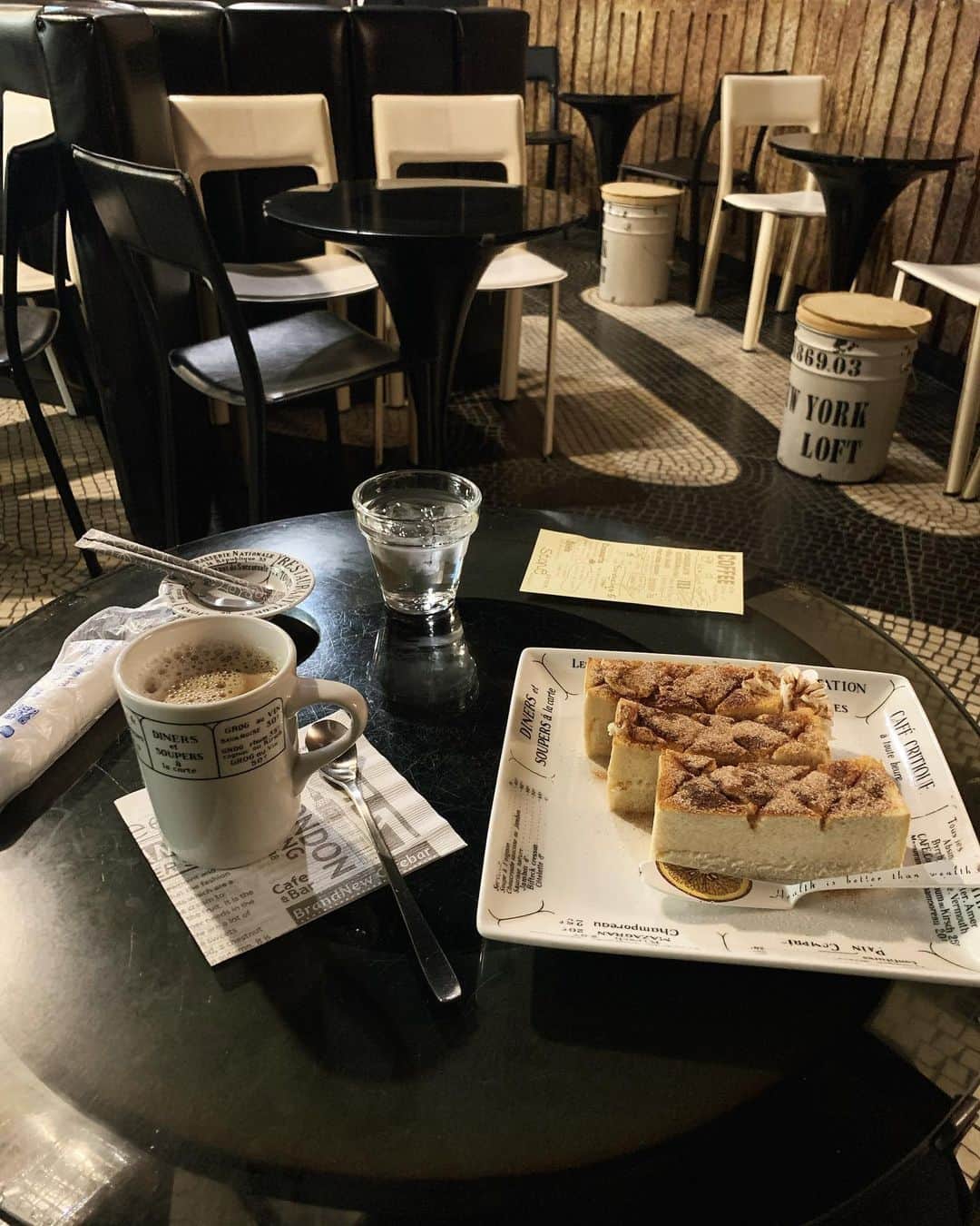 小谷実由さんのインスタグラム写真 - (小谷実由Instagram)「☕︎ この白黒の床と椅子が見たくていつも行っちゃうストーン🪨 どうしてシナモントーストってこんな美味いんだ #喫茶部」4月24日 8時58分 - omiyuno