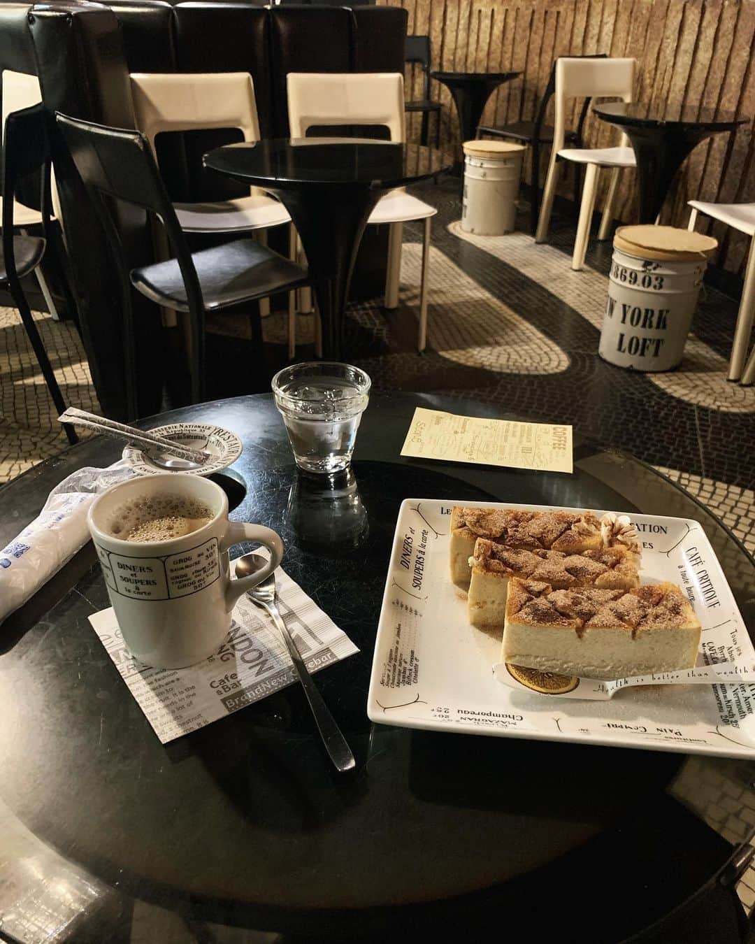 小谷実由のインスタグラム：「☕︎ この白黒の床と椅子が見たくていつも行っちゃうストーン🪨 どうしてシナモントーストってこんな美味いんだ #喫茶部」