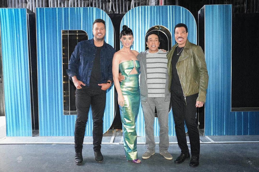 のインスタグラム：「#AmericanIdol is turning 21 🥳! Celebrate with me and some of my favorite people right NOW!」
