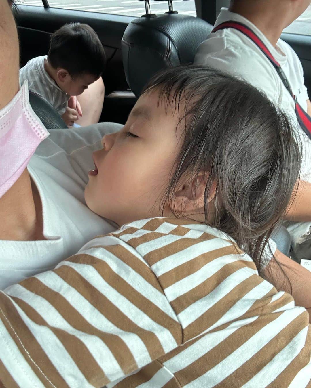 のインスタグラム：「4/24早上7:50 🍒：爸 🙋：😴 🍒：我要去上課了 🙋：好喔  抱一下🤗 🍒：爸 你晚上不要出去 🙋：可是我要去上班 🍒：可是我想你 🙋：🥺突然覺得好想哭」