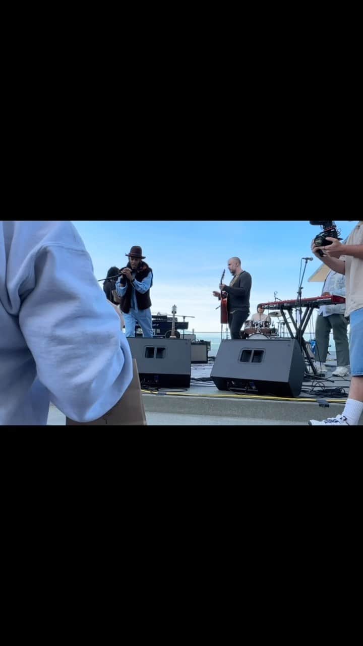 かねあいよよかのインスタグラム：「And a big surprise😲 I was invited to join @fantasticnegrito on stage. This was a really sudden surprise, but a lot of fun and an honor! Thank you so much to Fantastic Negrito and his band members and everyone involved! Congrats on a wonderful event! @storefrontrecords  @chase_center   #fantasticnegrito #yoyoka #chasecenter #sanfrancisco」