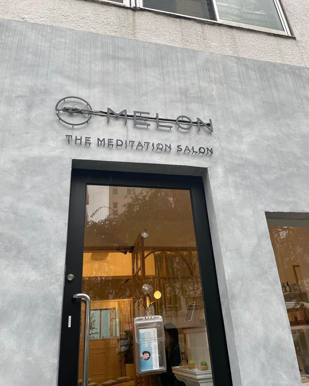 黒田愛美さんのインスタグラム写真 - (黒田愛美Instagram)「Meditation salon の Melonさんに行ってきました😊@melon_meditation   ここ一年、 ギュッと詰まっていろんなことがあって今の私はこれが必要だなと。 今までも何度もトライしてはうまく行かず3日坊主でしたが、 1時間いろんなmeditation のやり方を教えて頂き、実際やって、心がスッキリしました❗️ 瞑想にもいろんな形があって、 なんかそれぞれなんですね☺️ 日常に取り入れることもできるみたいだから、昨日はスイム🏊‍♀️しながらやってみた😁（正しいのかは不明😅）  何が起きても自分のマインド次第だからちゃんとしよう‼️ #マインドフルネス #メディテーション #瞑想 #メディテーションサロンメロン #黒田愛美」4月24日 9時14分 - kurodaaimi